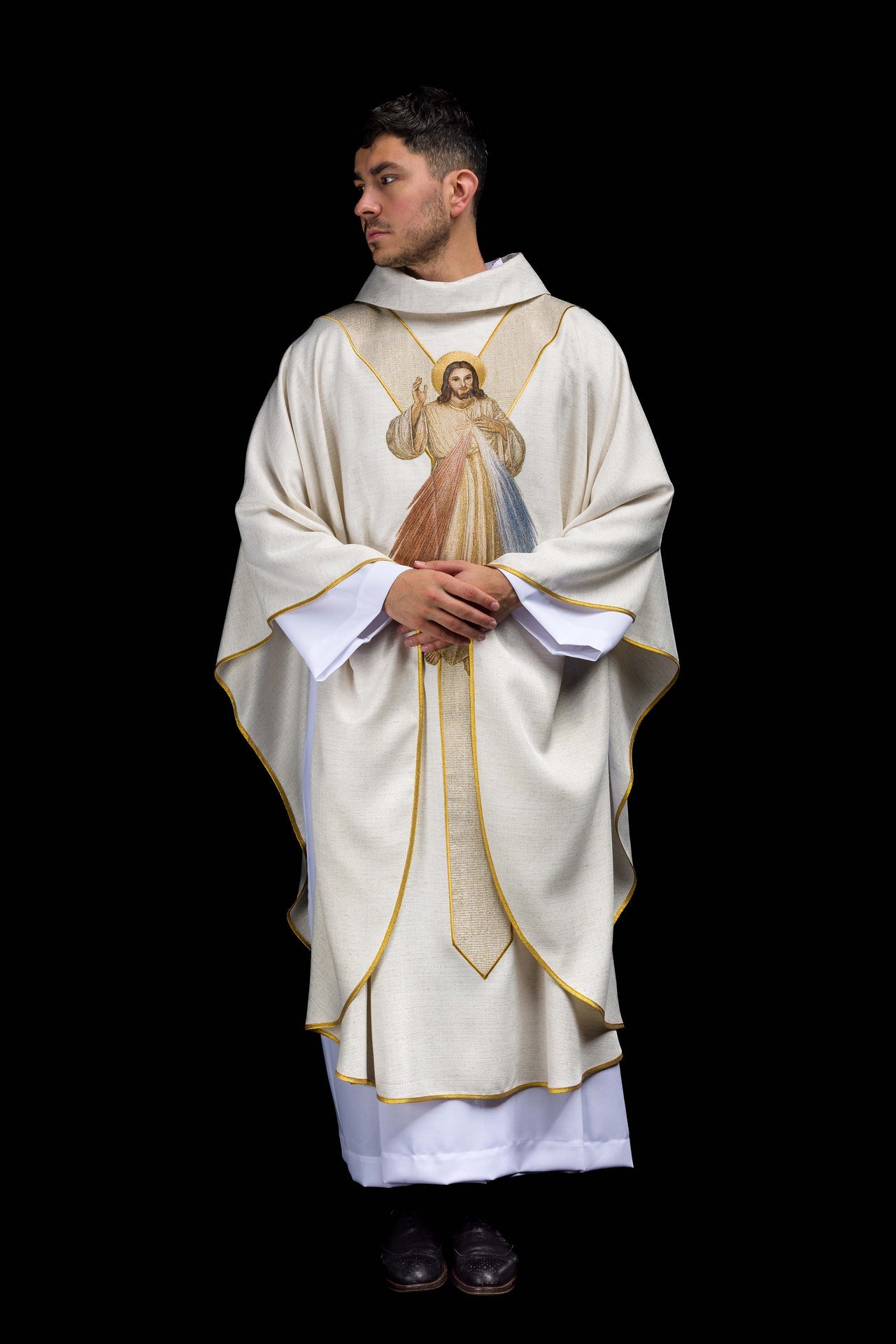 Ornat haftowany z wizerunkiem Jezusa Miłosiernego ecru - ORNATY.PL