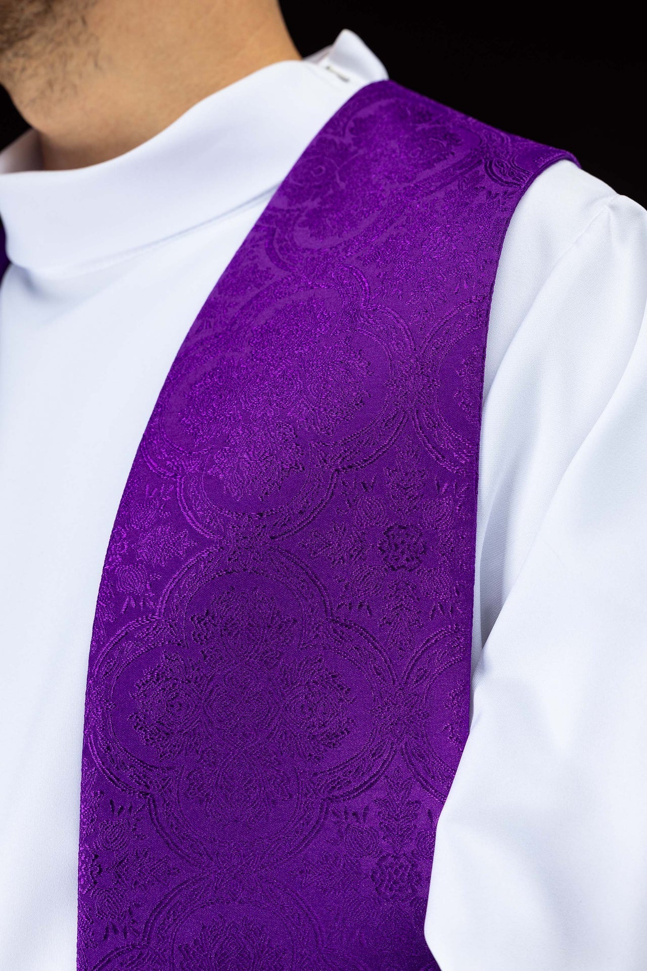 Stuła haftowana z motywem Krzyża fioletowa tkanina żakardowa - ORNATY.PL