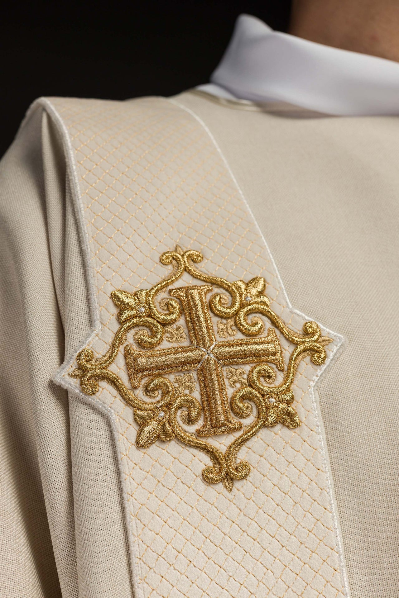 Dalmatyka z pasami na aksamicie z symbolami Krzyża Ecru - ORNATY.PL