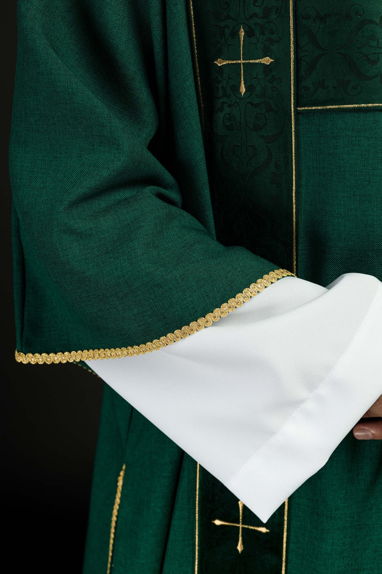 Dalmatyka z aksamitnymi pasami i haftowanymi złotymi krzyżami zielona - ORNATY.PL