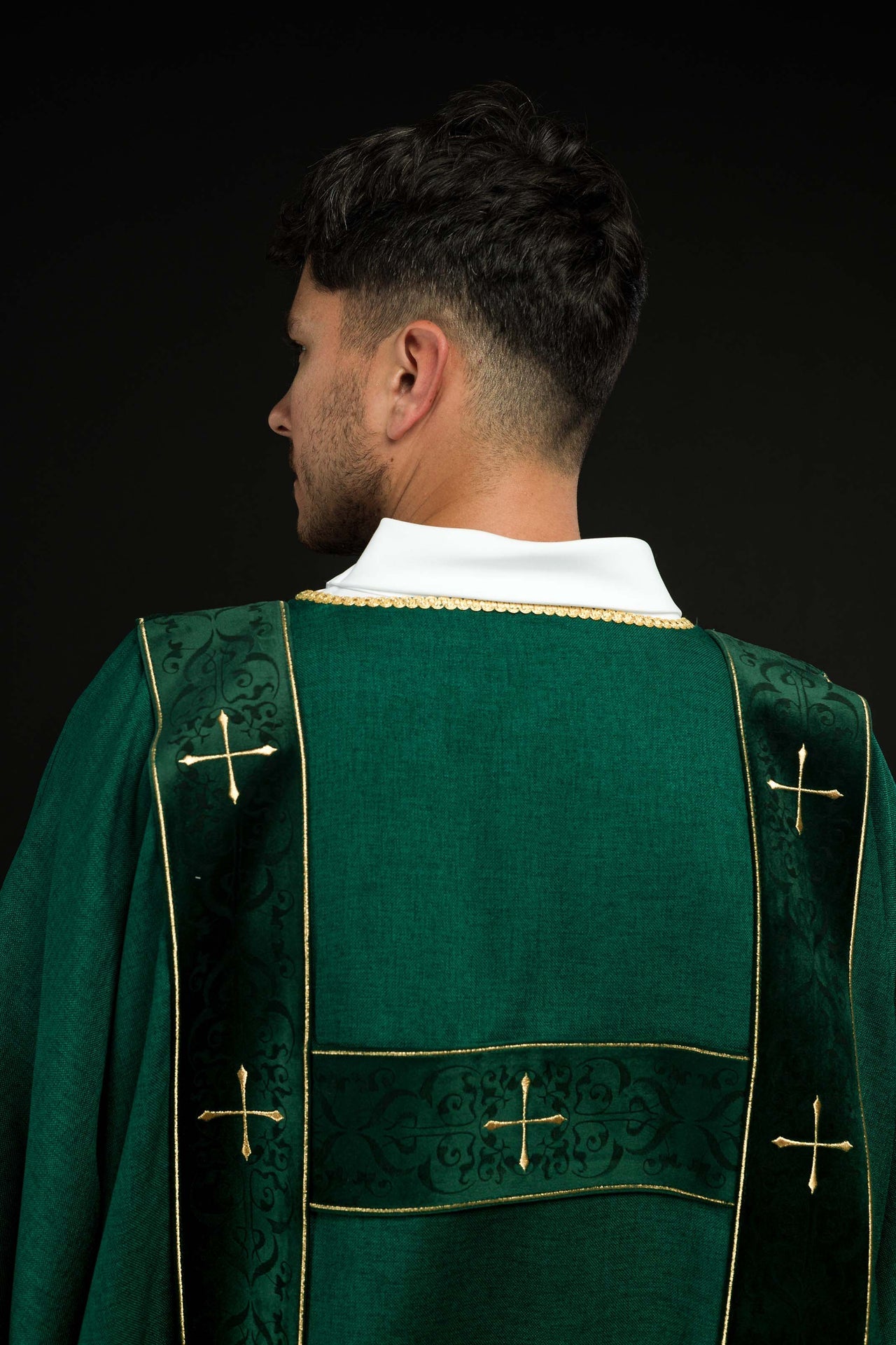 Dalmatyka z aksamitnymi pasami i haftowanymi złotymi krzyżami zielona - ORNATY.PL