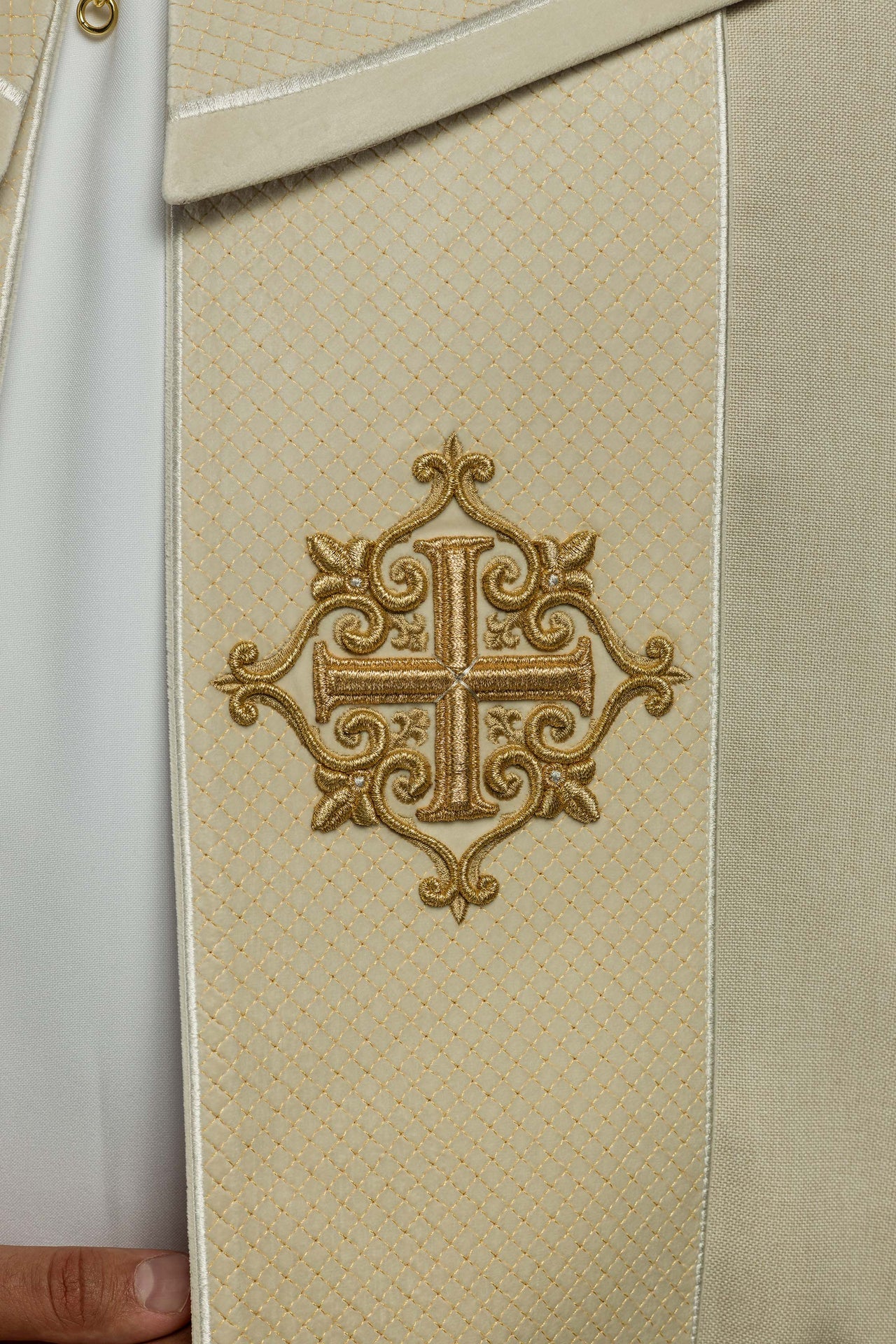 Kapa liturgiczna z aksamitnym ecru pasem i haftem krzyży - ORNATY.PL