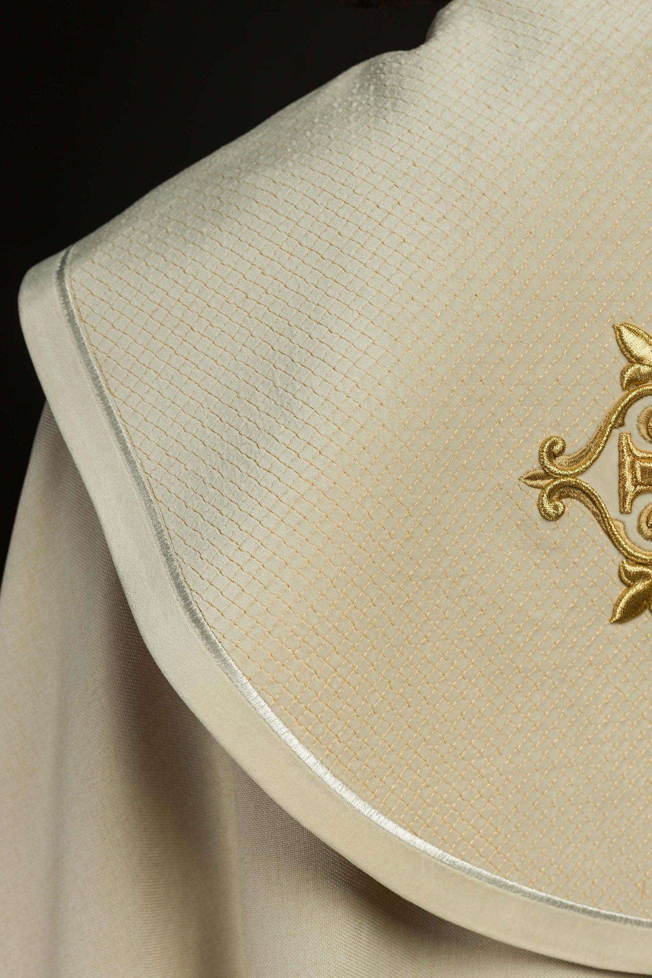 Kapa liturgiczna z aksamitnym ecru pasem i haftem krzyży - ORNATY.PL