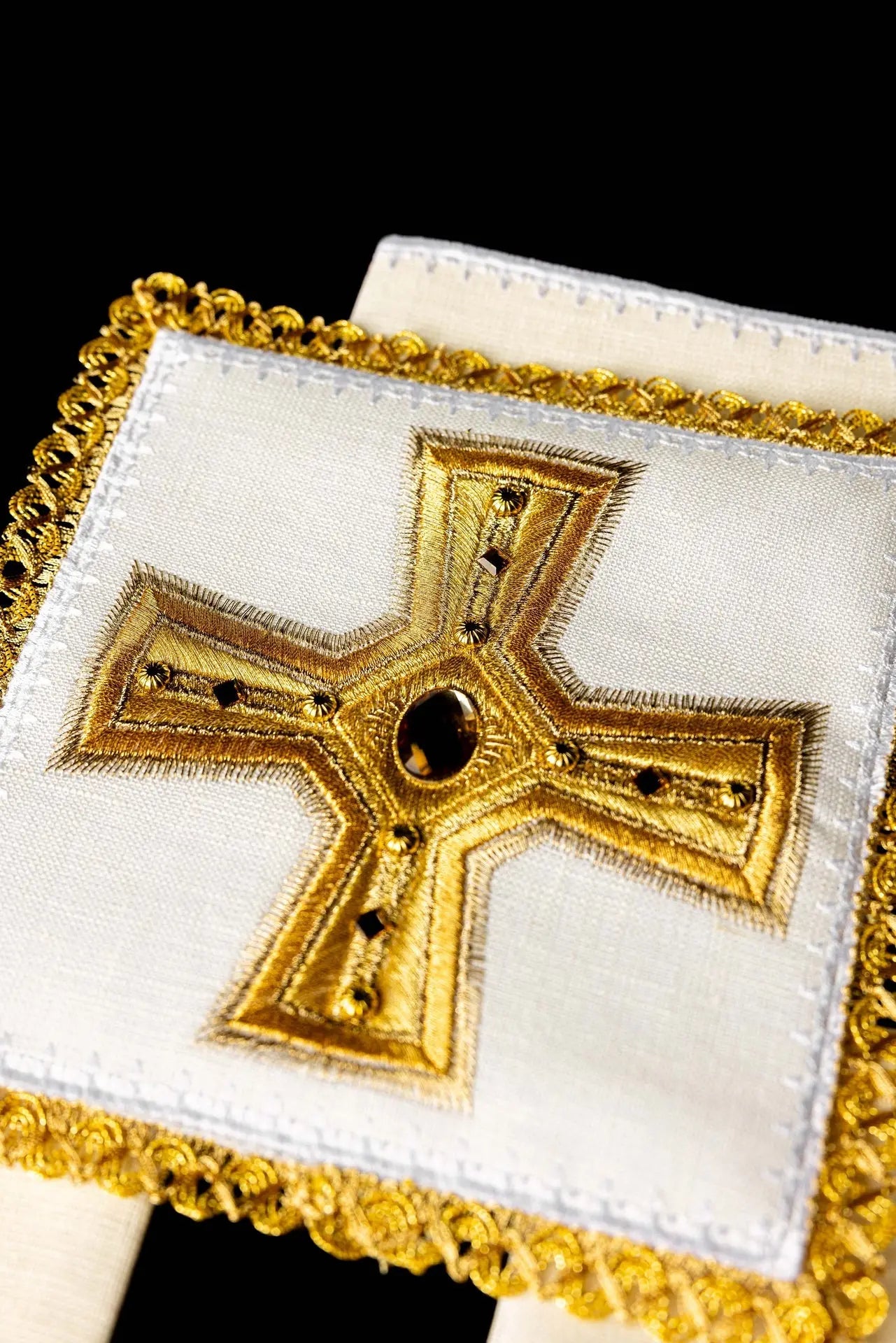 Linen chalice linen richly embroidered with stones