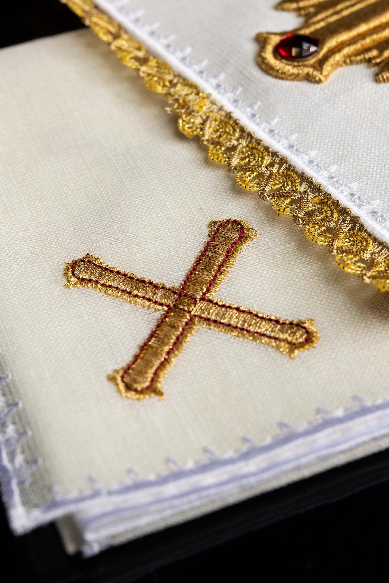 Bogato haftowana bielizna kielichowa z kamieniami. Wykonana z lnu - ORNATY.PL