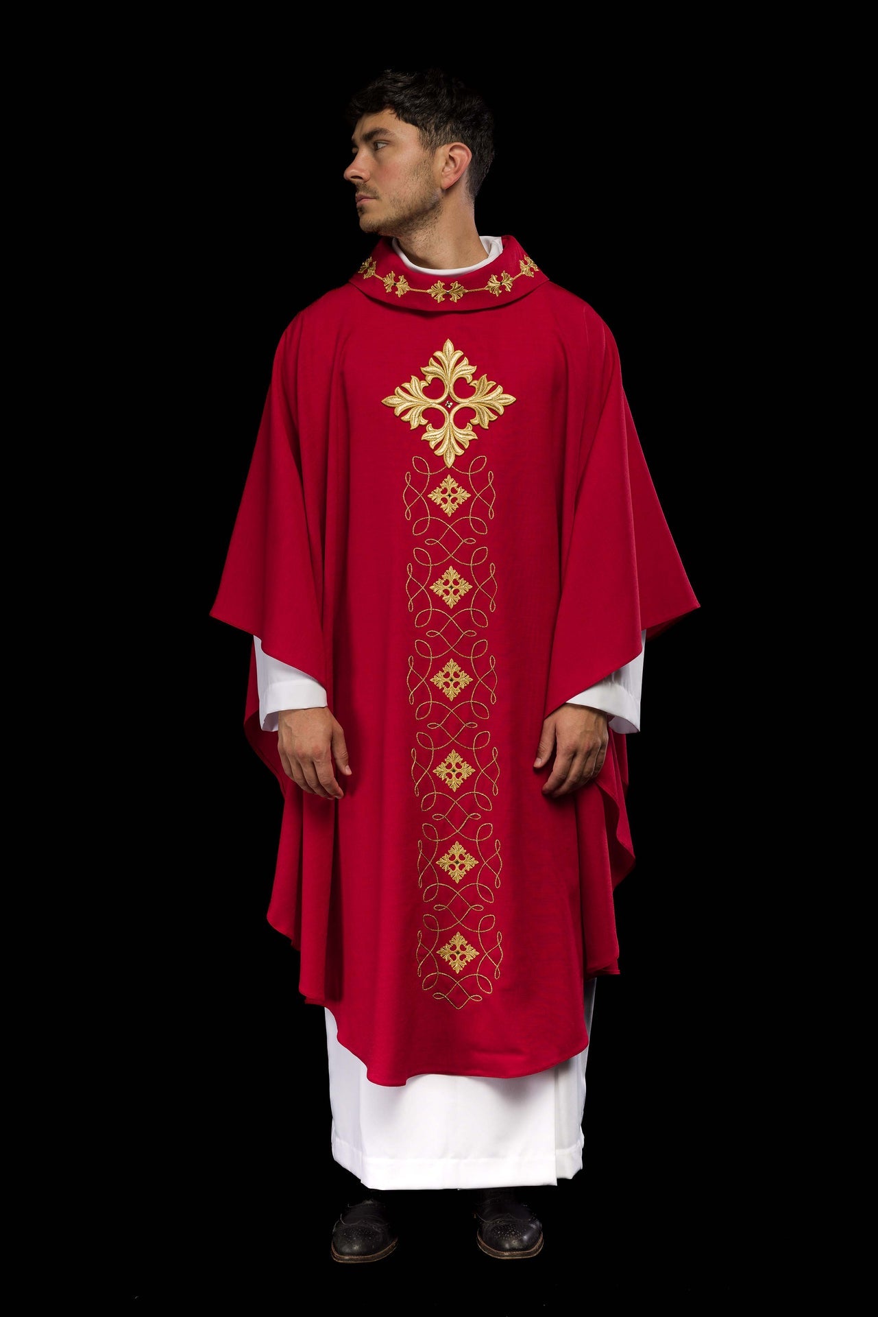 Czerwony ornat bogato haftowany sznurkiem z kamieniami - ORNATY.PL