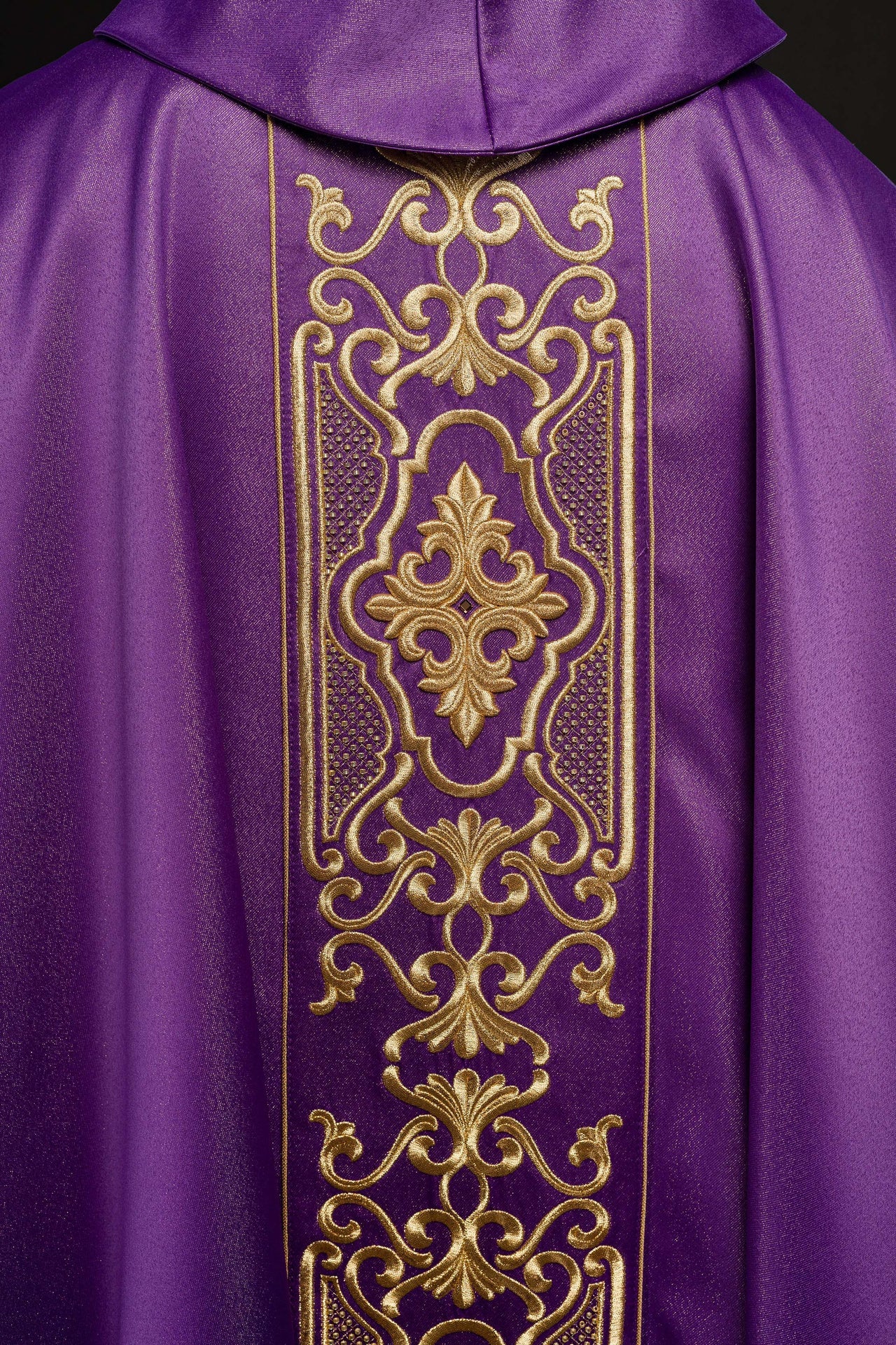 Fioletowy ornat bogato haftowany połyskujący - ORNATY.PL