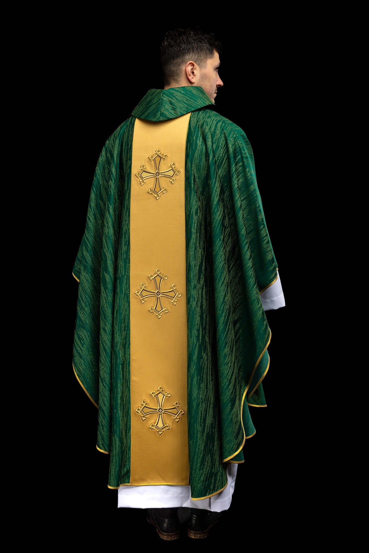 Zielony ornat z haftowanym motywem krzyża z pasem na ozdobnej tkaninie - ORNATY.PL