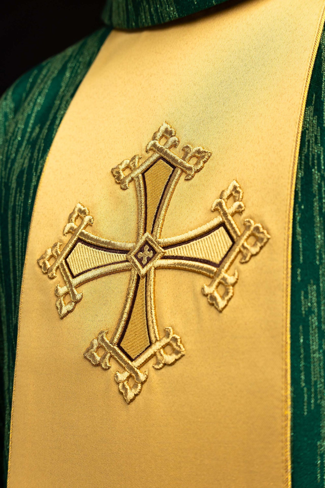 Zielony ornat z haftowanym motywem krzyża z pasem na ozdobnej tkaninie - ORNATY.PL