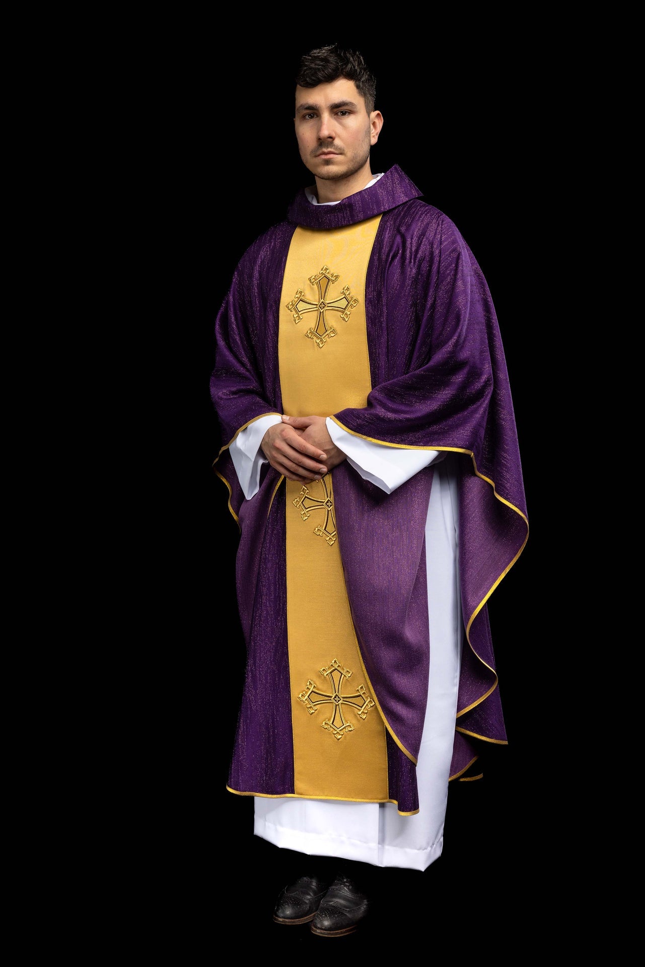 Fioletowy ornat z haftowanym motywem krzyża z pasem na ozdobnej tkaninie - ORNATY.PL