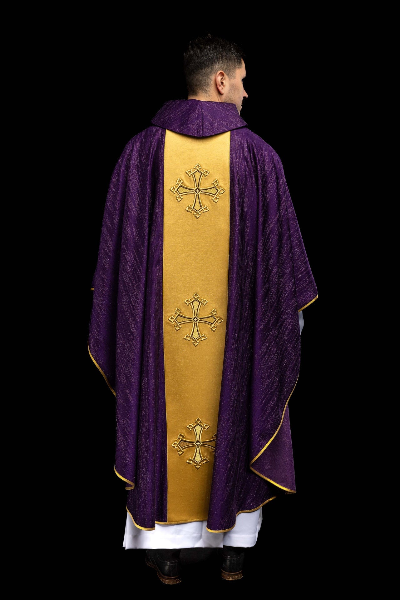 Fioletowy ornat z haftowanym motywem krzyża z pasem na ozdobnej tkaninie - ORNATY.PL