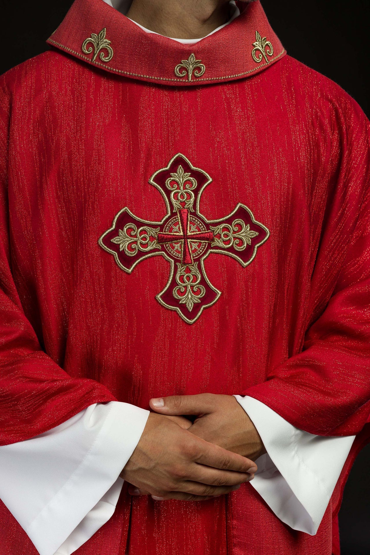 Czerwony ornat z haftowanym motywem krzyża na ozdobnej tkaninie - ORNATY.PL