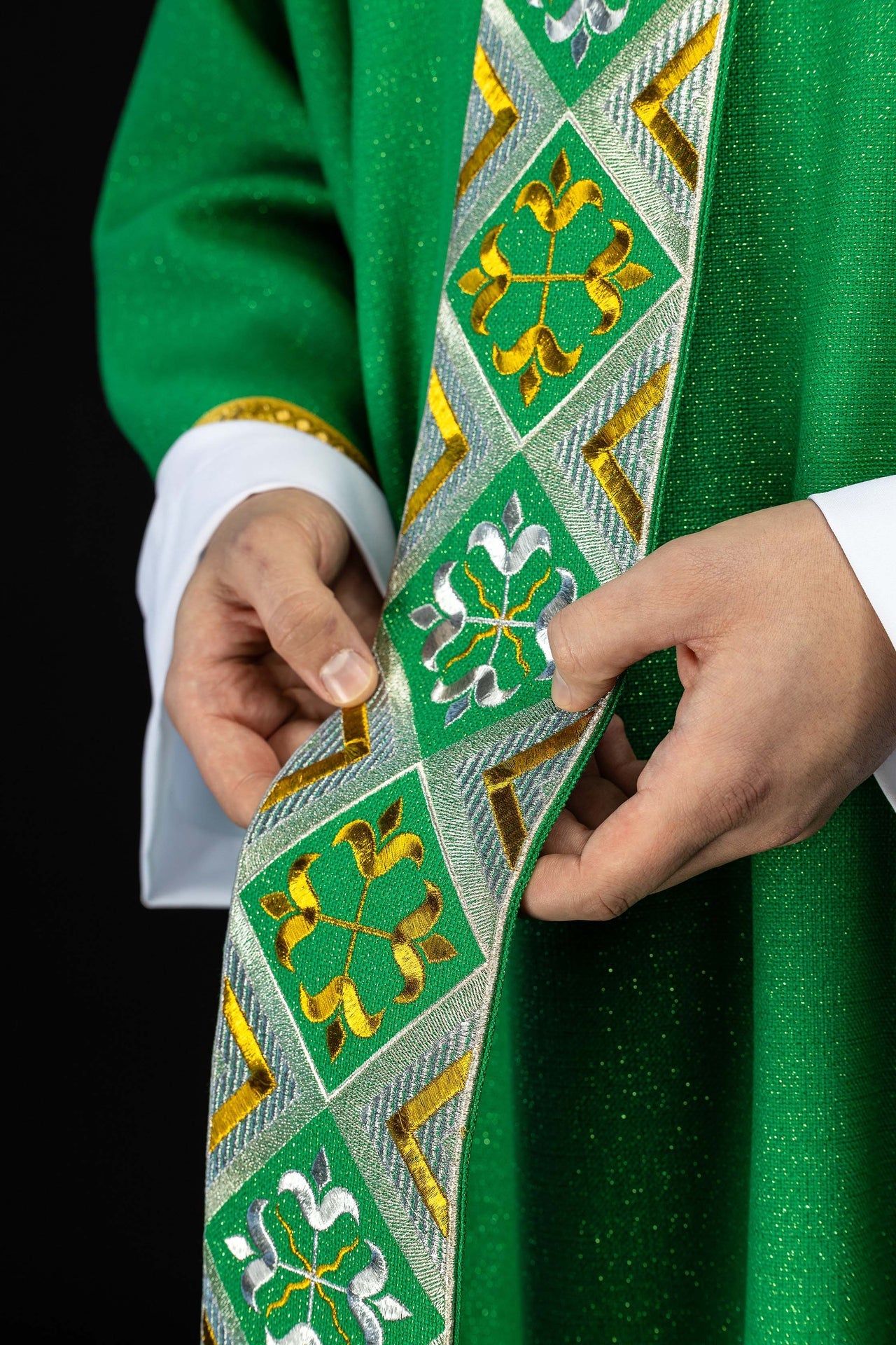 Haftowany pas na ornat w zestawie z ornatem zielony - ORNATY.PL