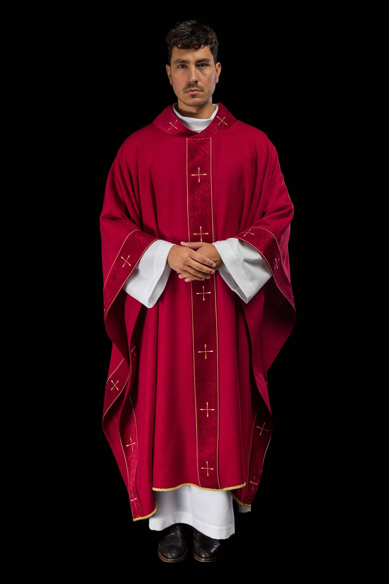 Ornat w kolorze czerwonym z haftowanym pasem i kołnierzem w krzyże - ORNATY.PL