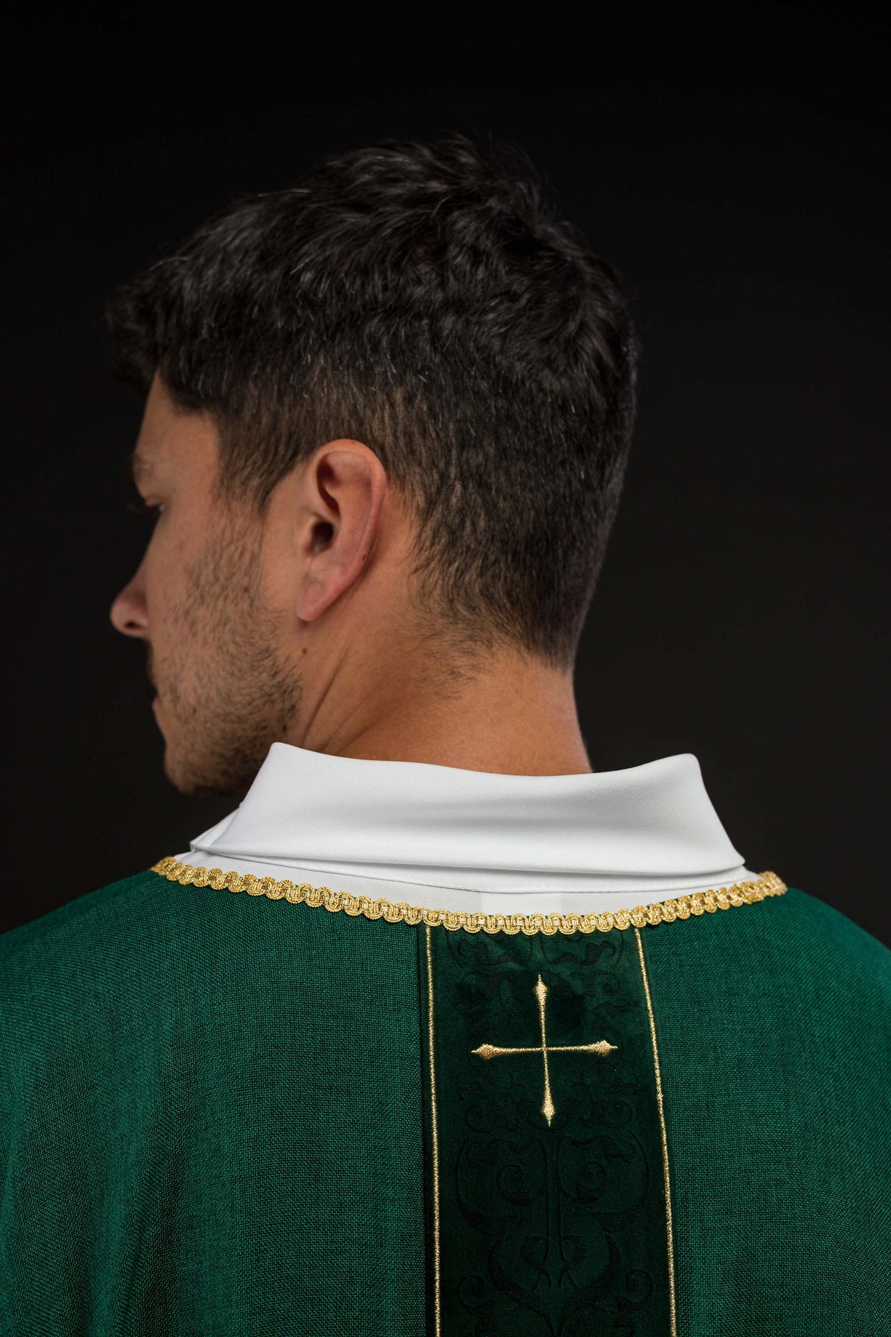 Ornat w kolorze zielonym z haftowanym pasem w krzyże - ORNATY.PL