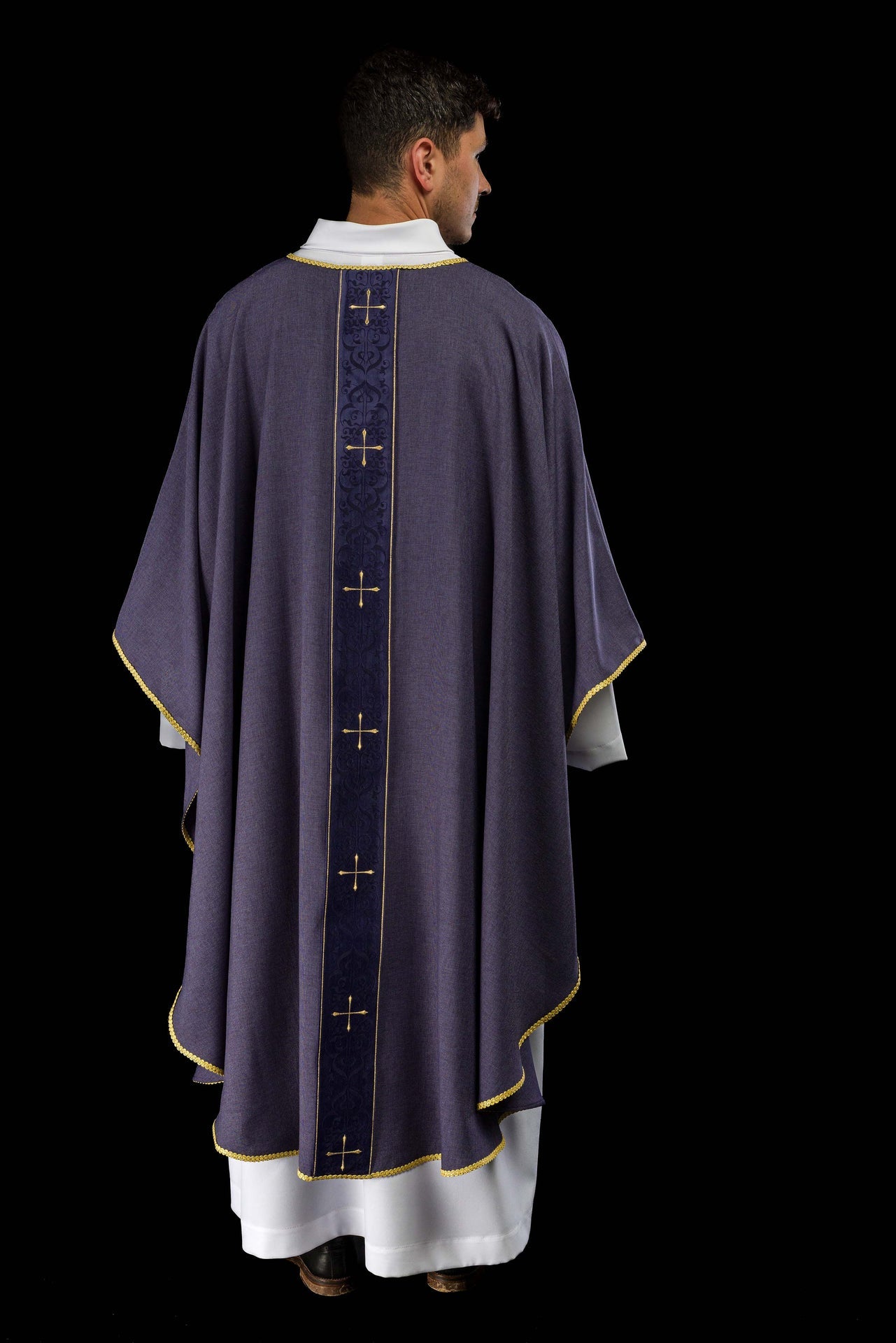 Ornat w kolorze fioletowy z haftowanym pasem w krzyże - ORNATY.PL