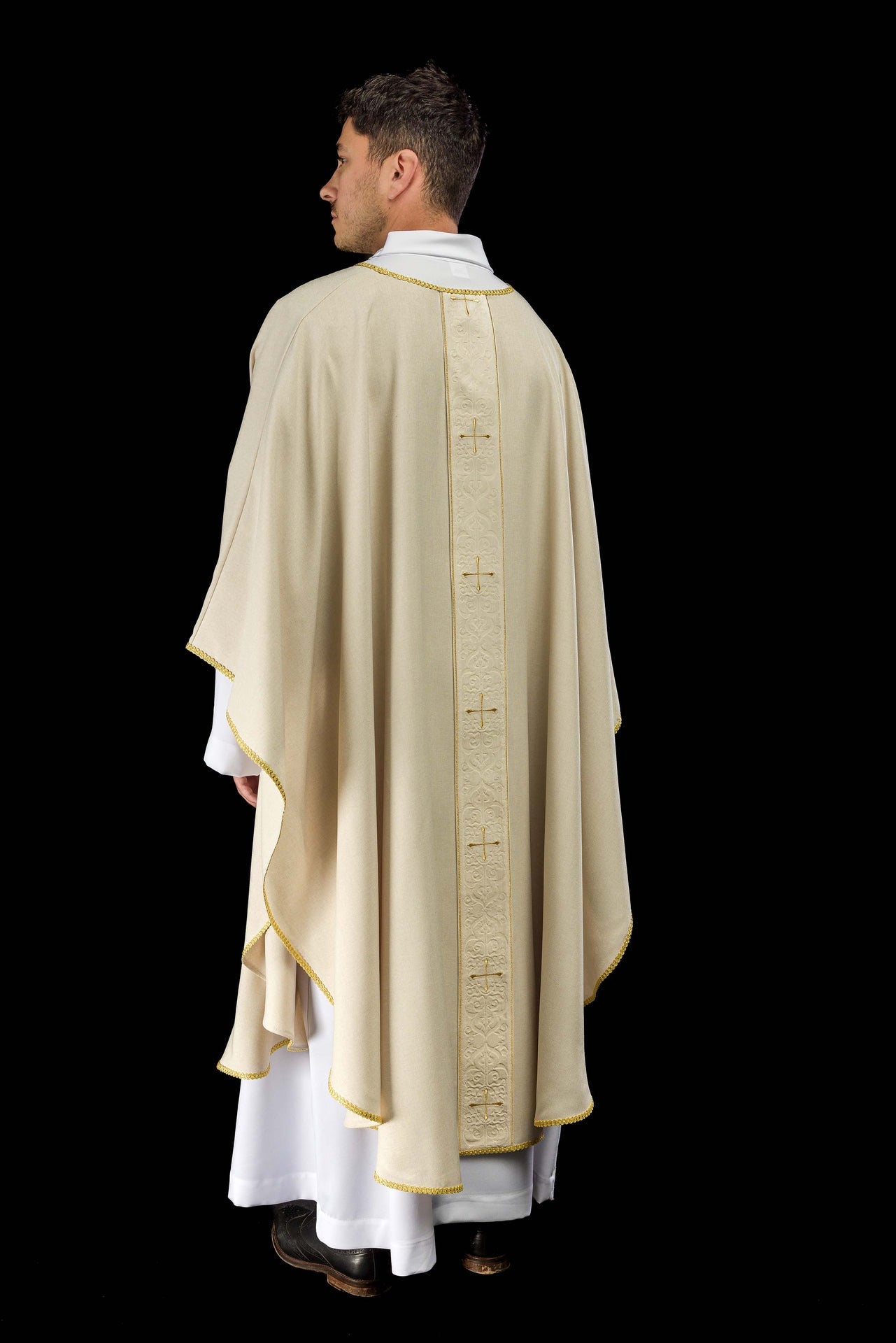 Ornat w kolorze ecru z haftowanym pasem w krzyże - ORNATY.PL