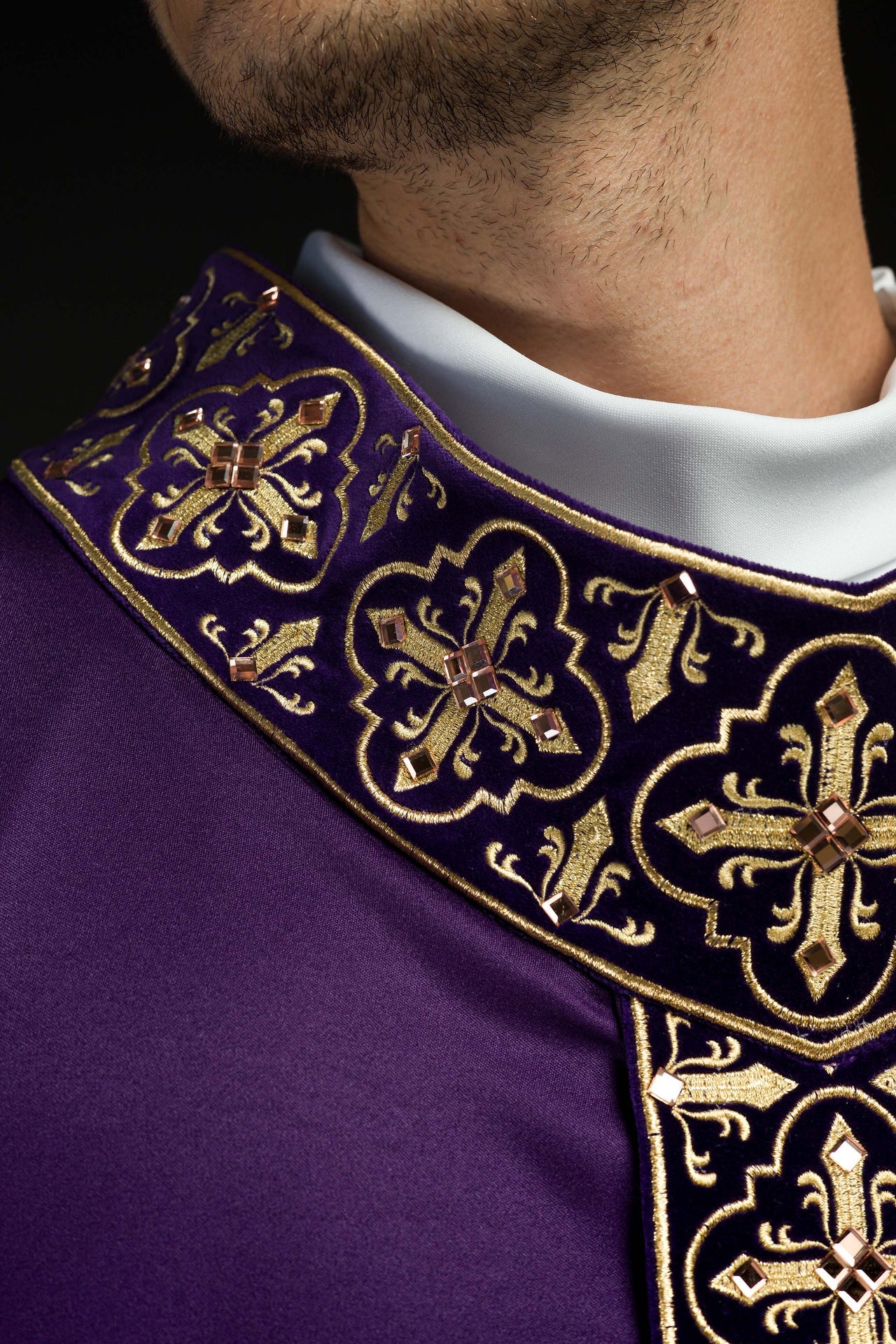 Fioletowy ornat zdobiony 500 kamieniami z wąskim pasem - ORNATY.PL