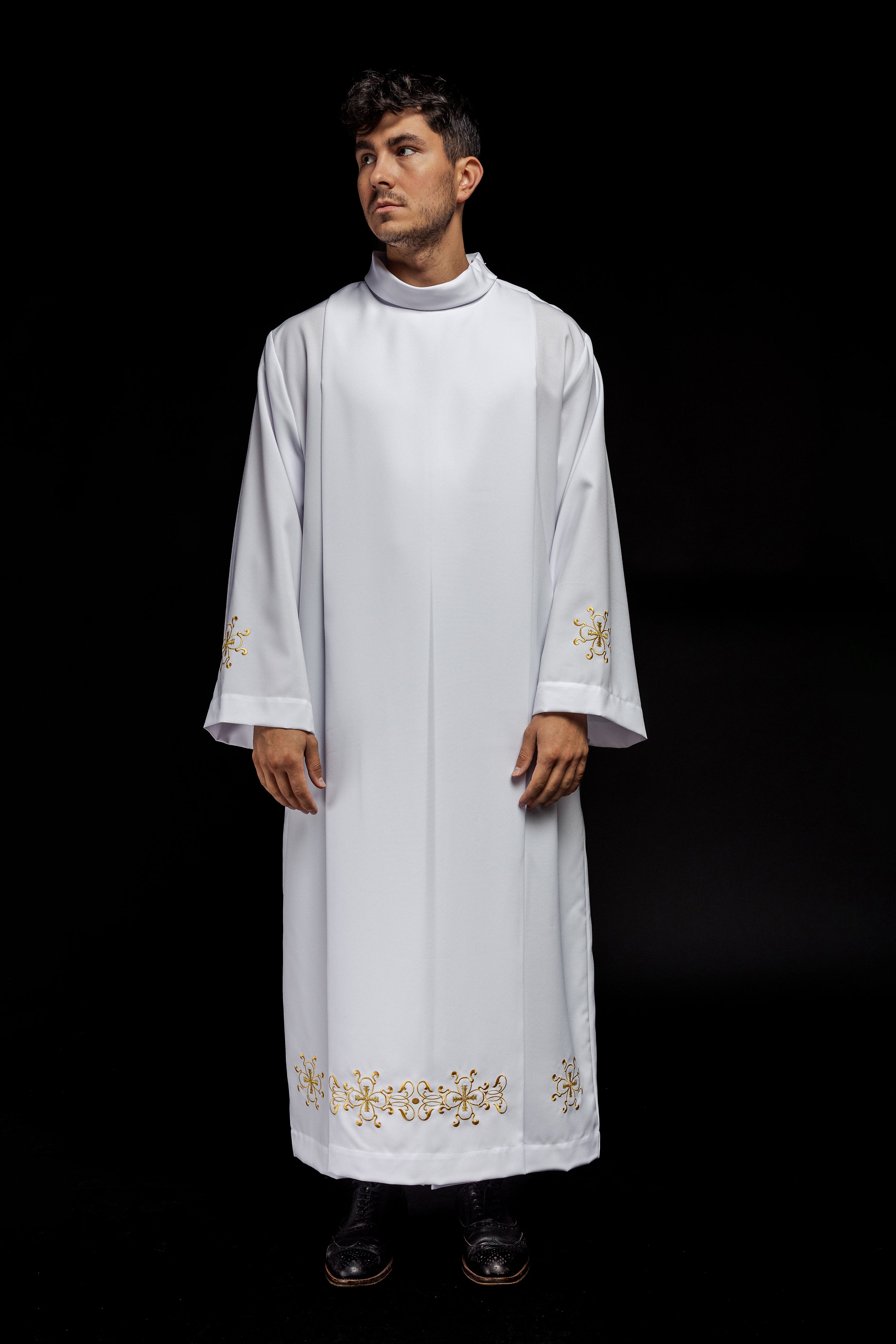 Turtleneck priest's robe decorated with embroidery white