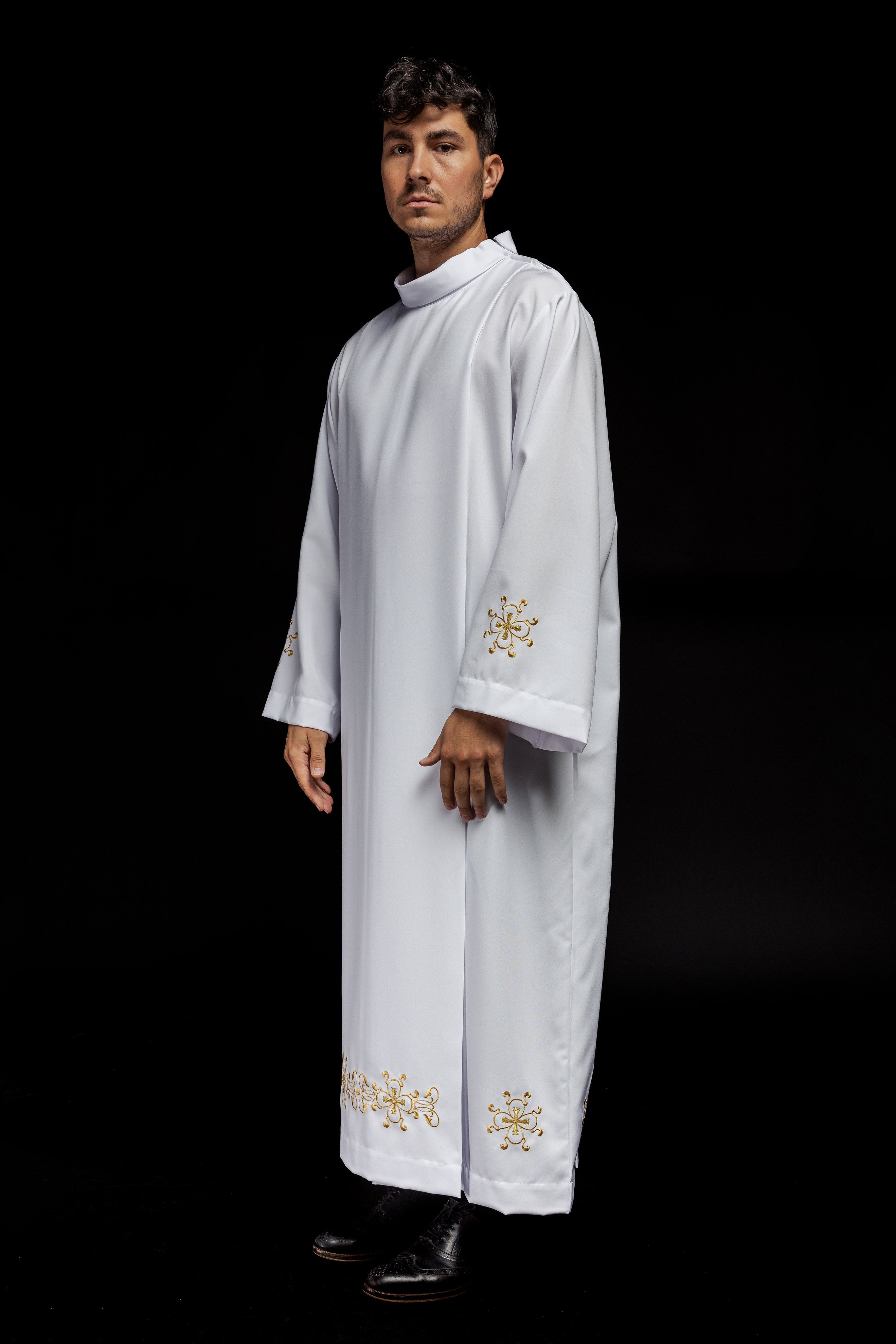 Turtleneck priest's robe decorated with embroidery white