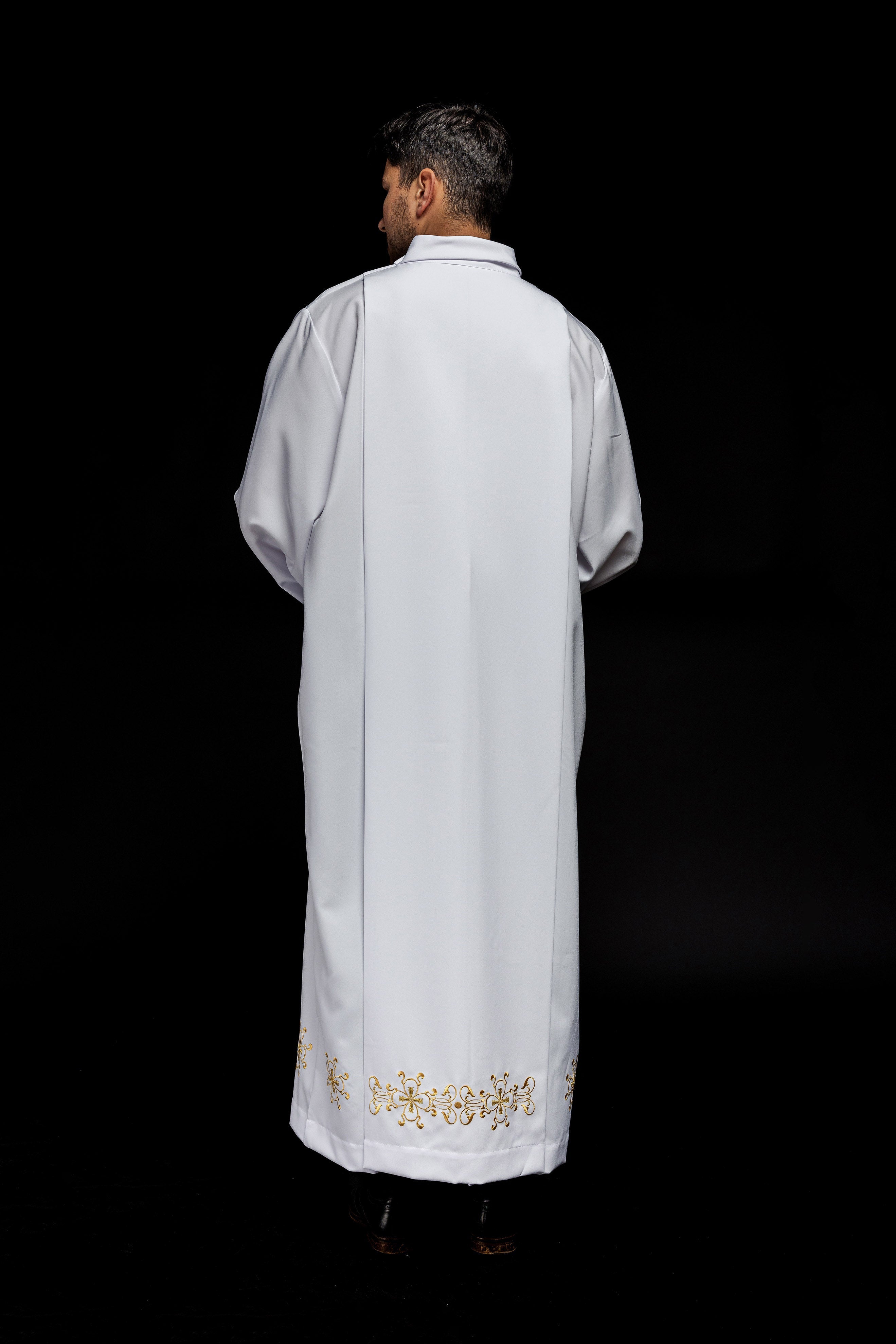 Turtleneck priest's robe decorated with embroidery white