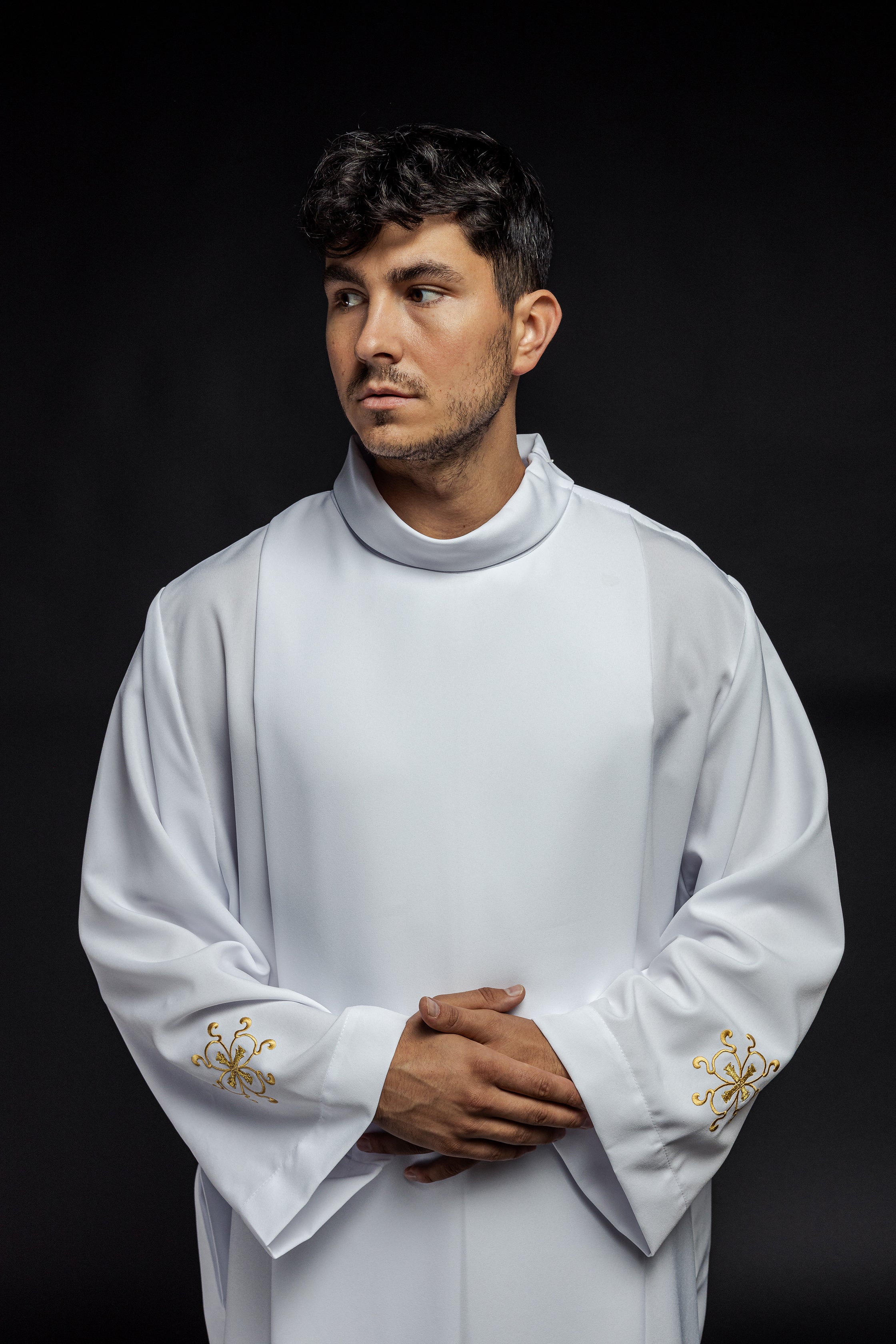 Turtleneck priest's robe decorated with embroidery white