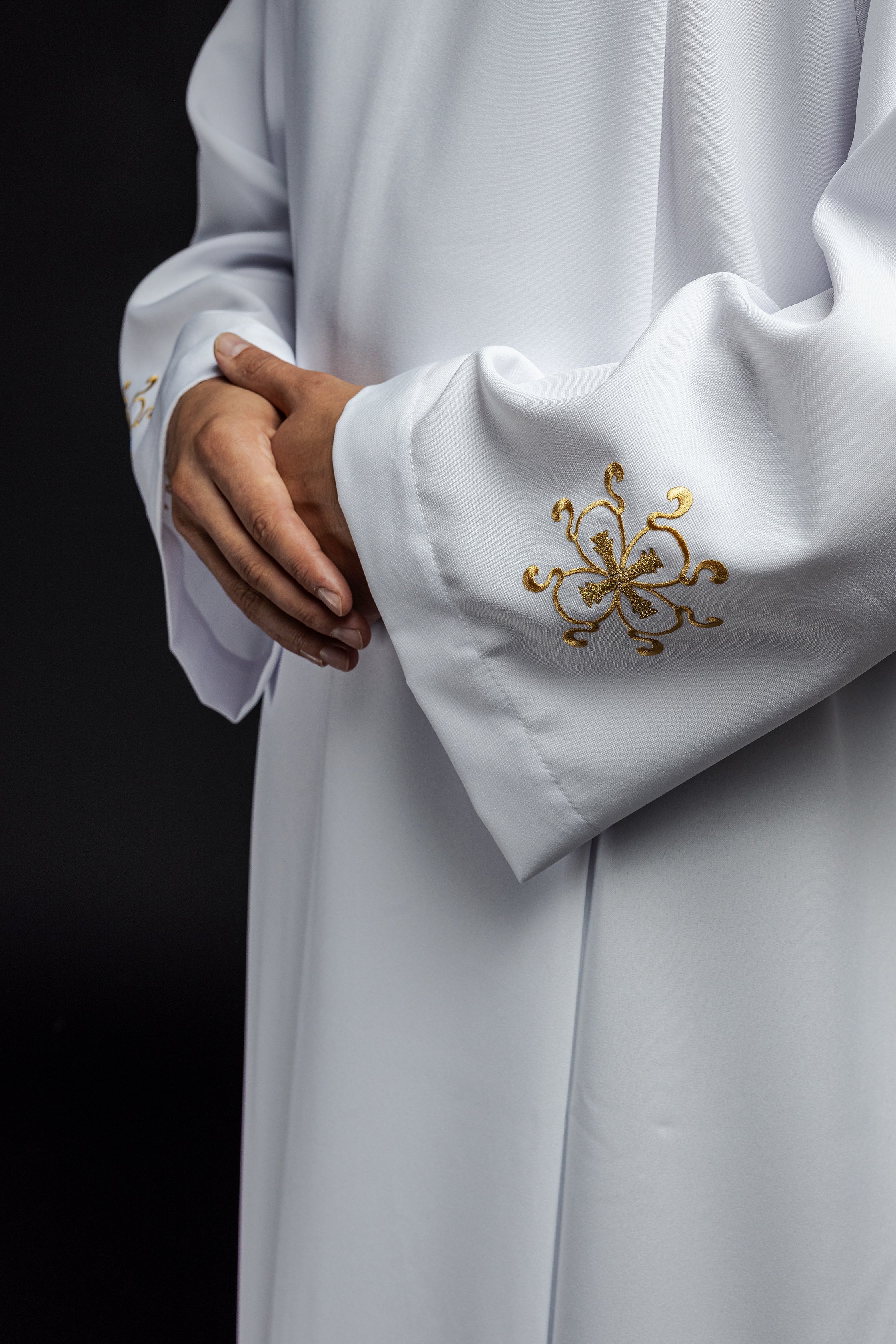 Turtleneck priest's robe decorated with embroidery white