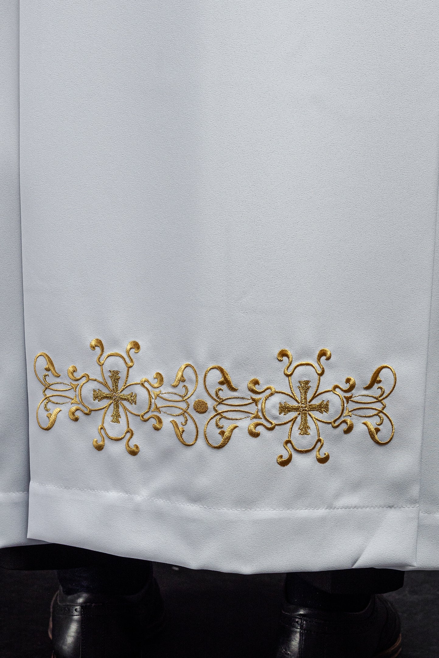 Turtleneck priest's robe decorated with embroidery white