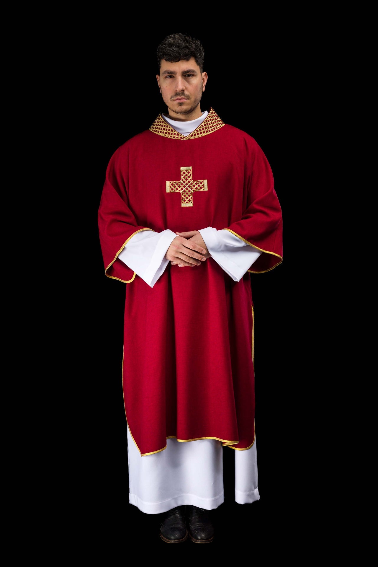 Dalmatyka z haftowanymi krzyżami i kołnierzem czerwona - ORNATY.PL