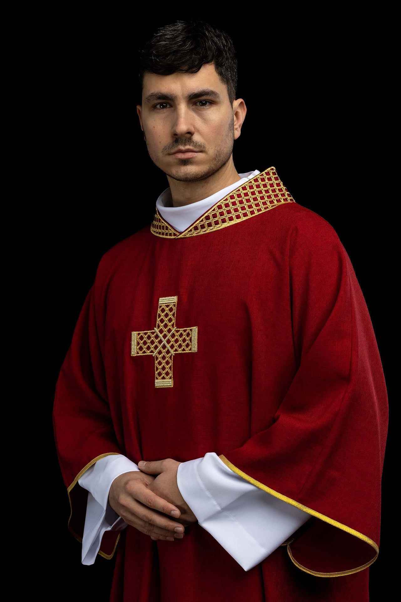 Dalmatyka z haftowanymi krzyżami i kołnierzem czerwona - ORNATY.PL