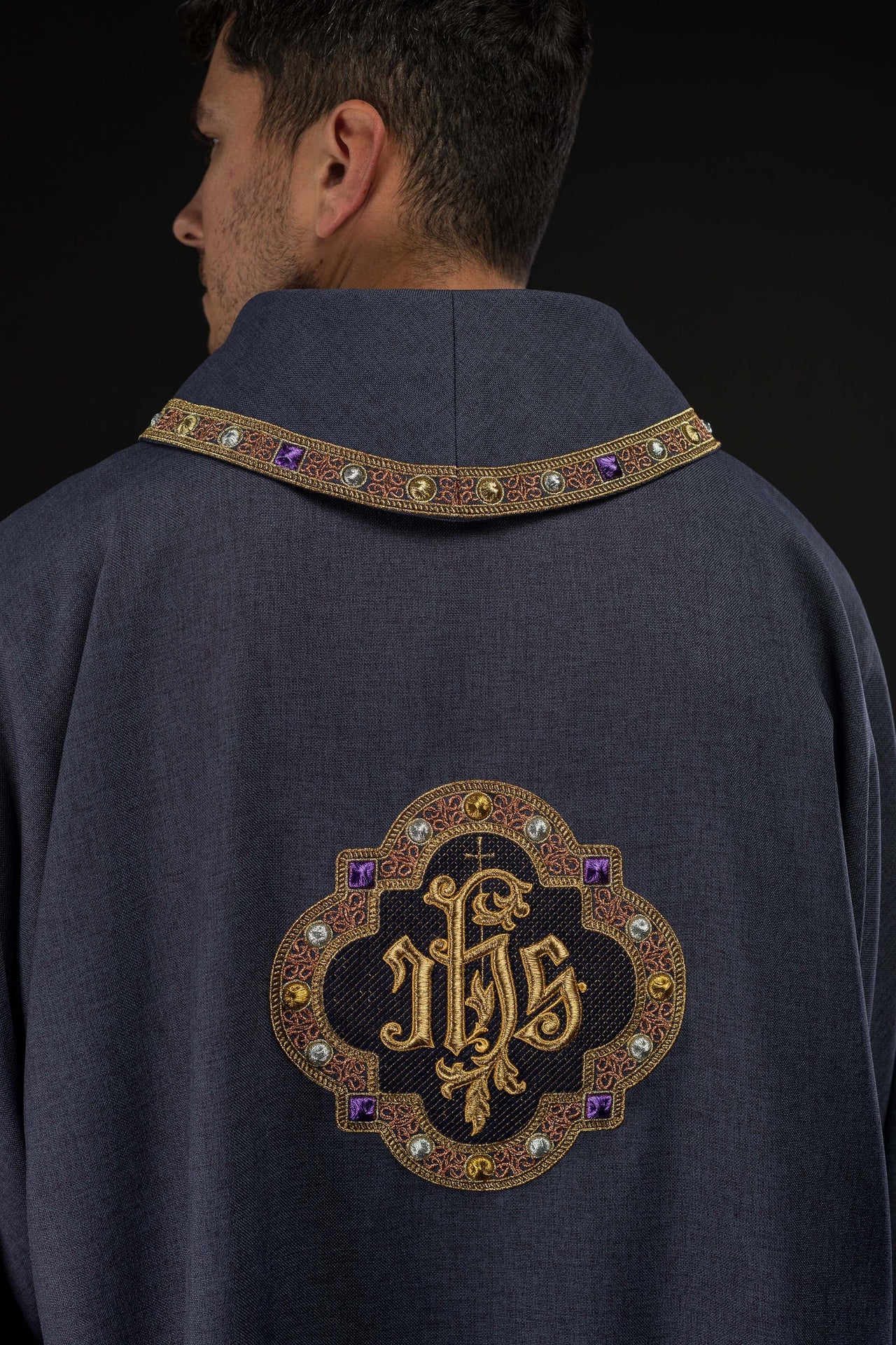 Dalmatyka z symbolem IHS i kołnierzem w kolorze fioletowym - ORNATY.PL