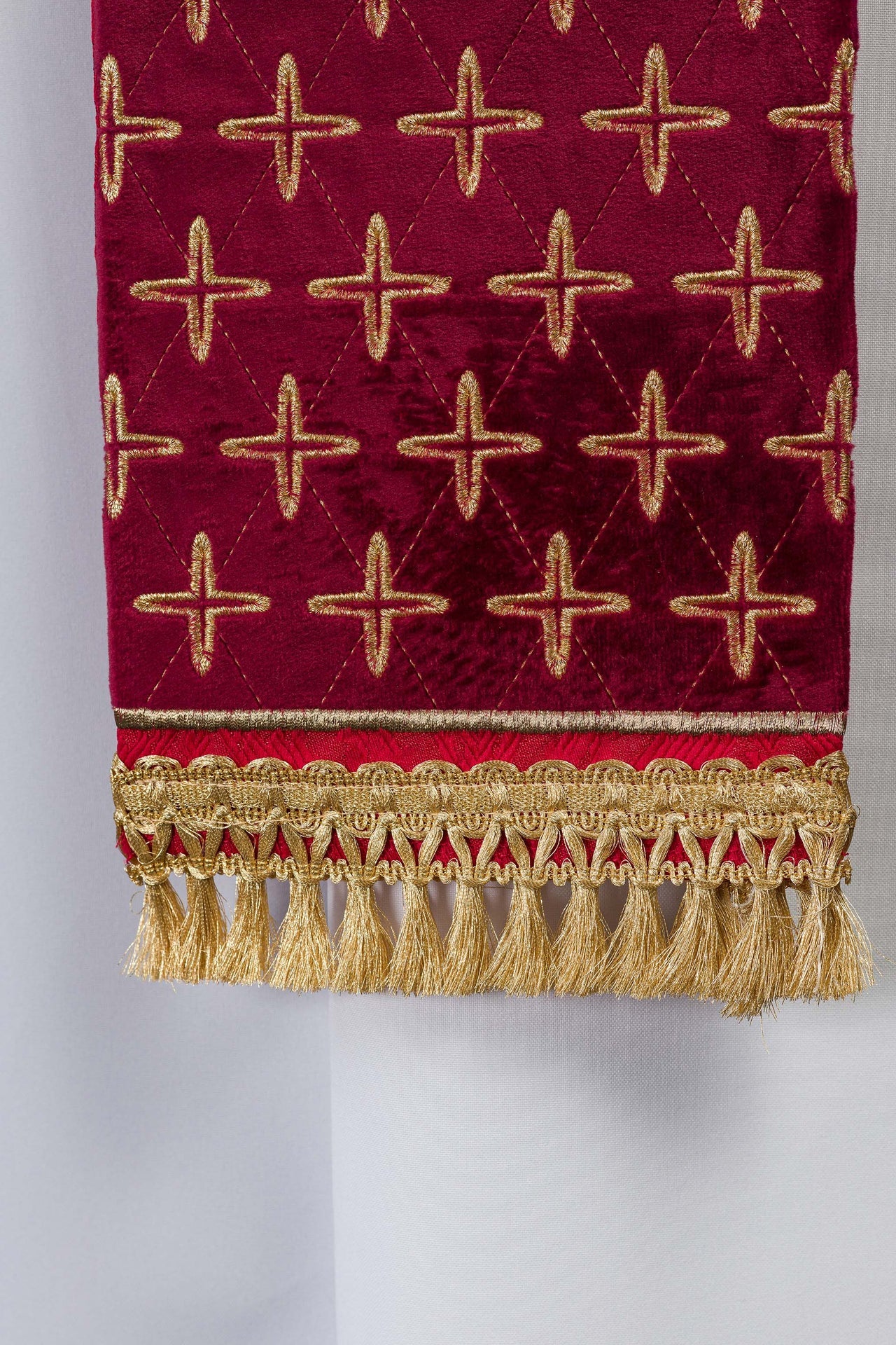 Stuła haftowana żakardowa z motywami krzyży czerwona - ORNATY.PL