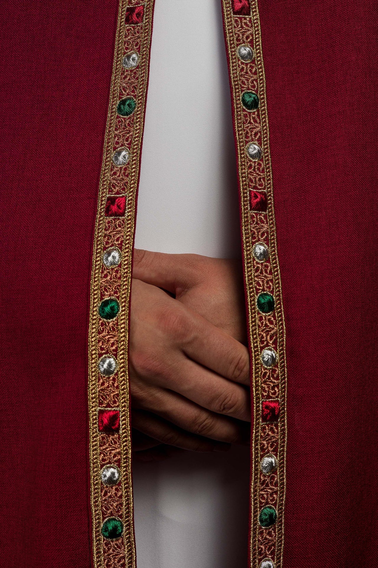 Czerwona kapa liturgiczna z złotym IHS - ORNATY.PL