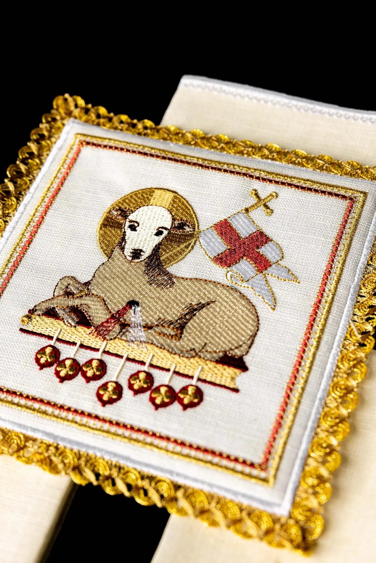 Linen cup set with lamb motif