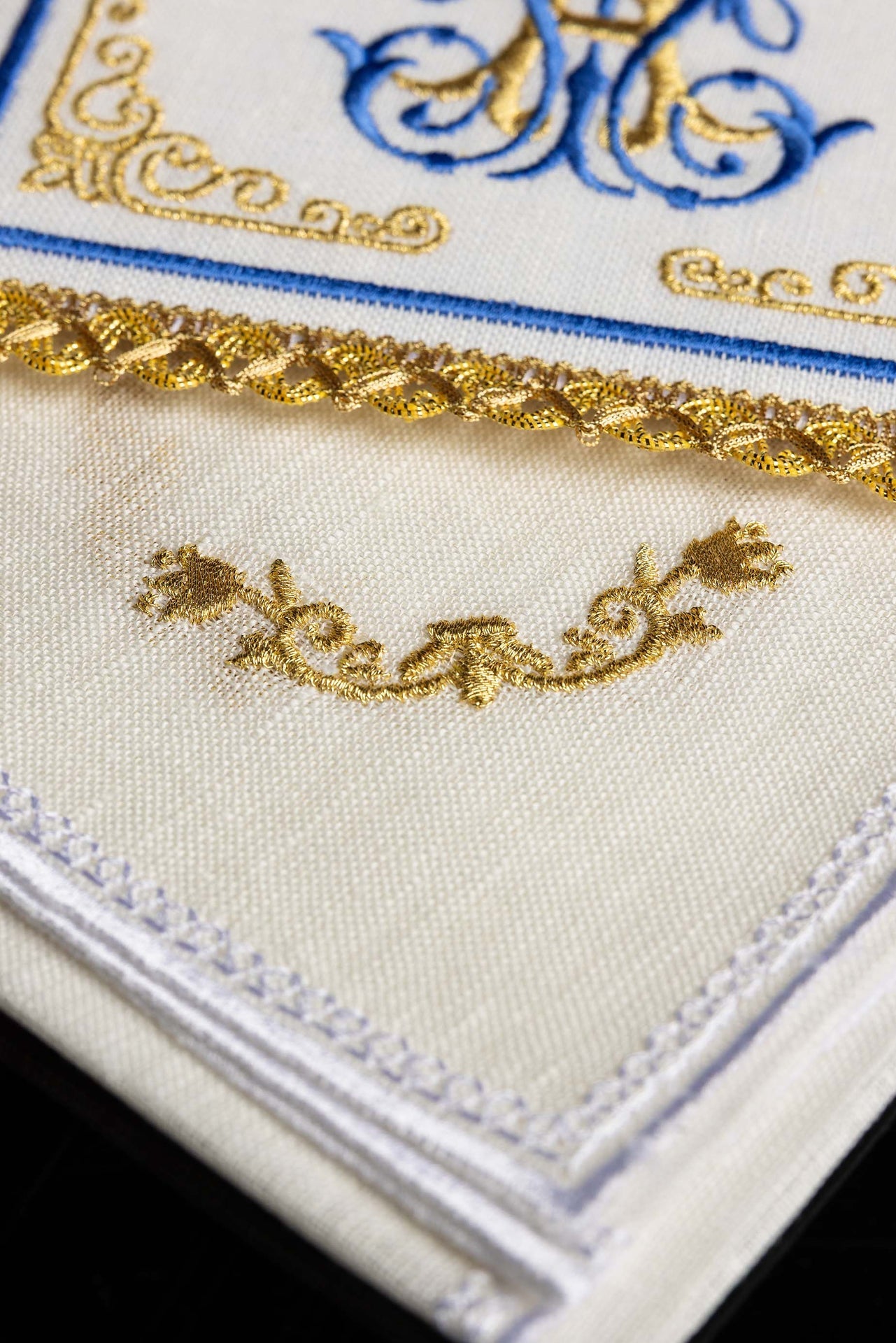 Lniany komplet kielichowy z haftem z motywem Maryjnym - ORNATY.PL