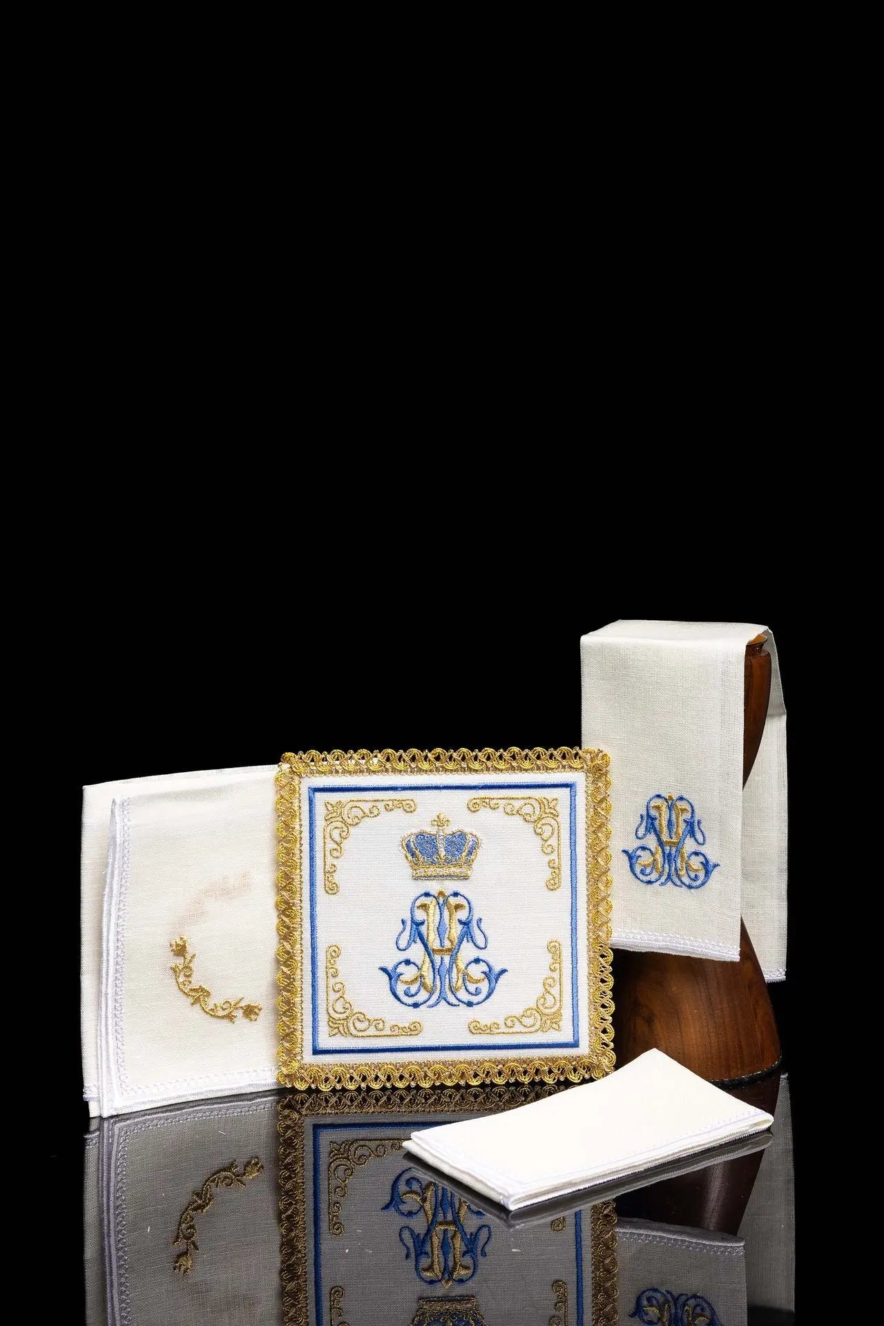 Linen cup set with embroidery with Marian motif
