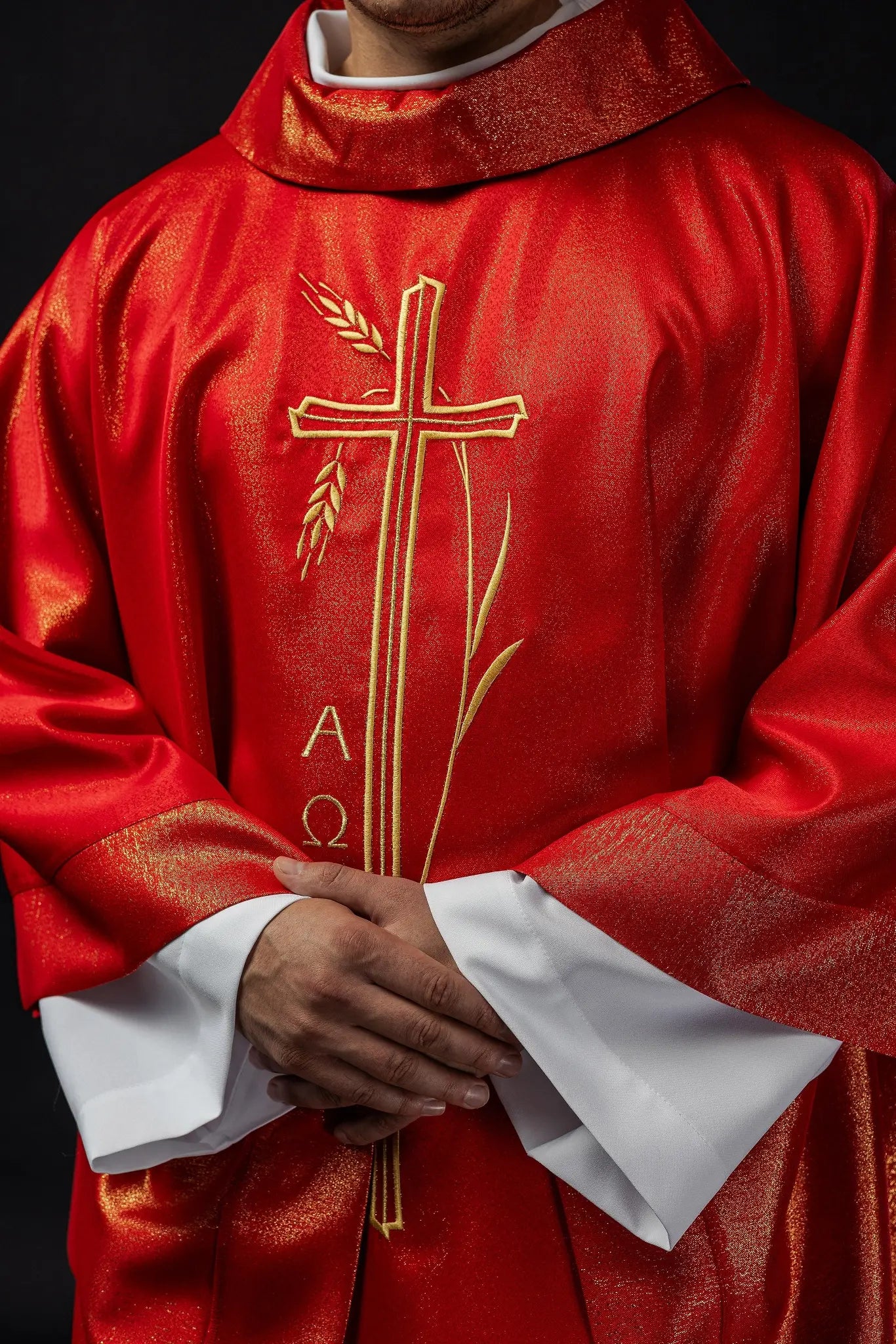 Chasuble with cross and ear motif in red