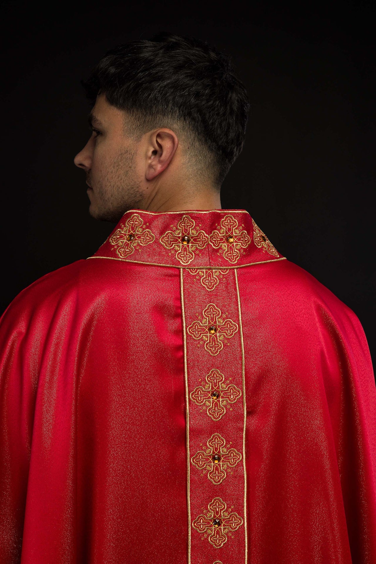 Ornat w kolorze czerwonym z haftowanym pasem i kołnierzem ozdobiony kamieniami - ORNATY.PL