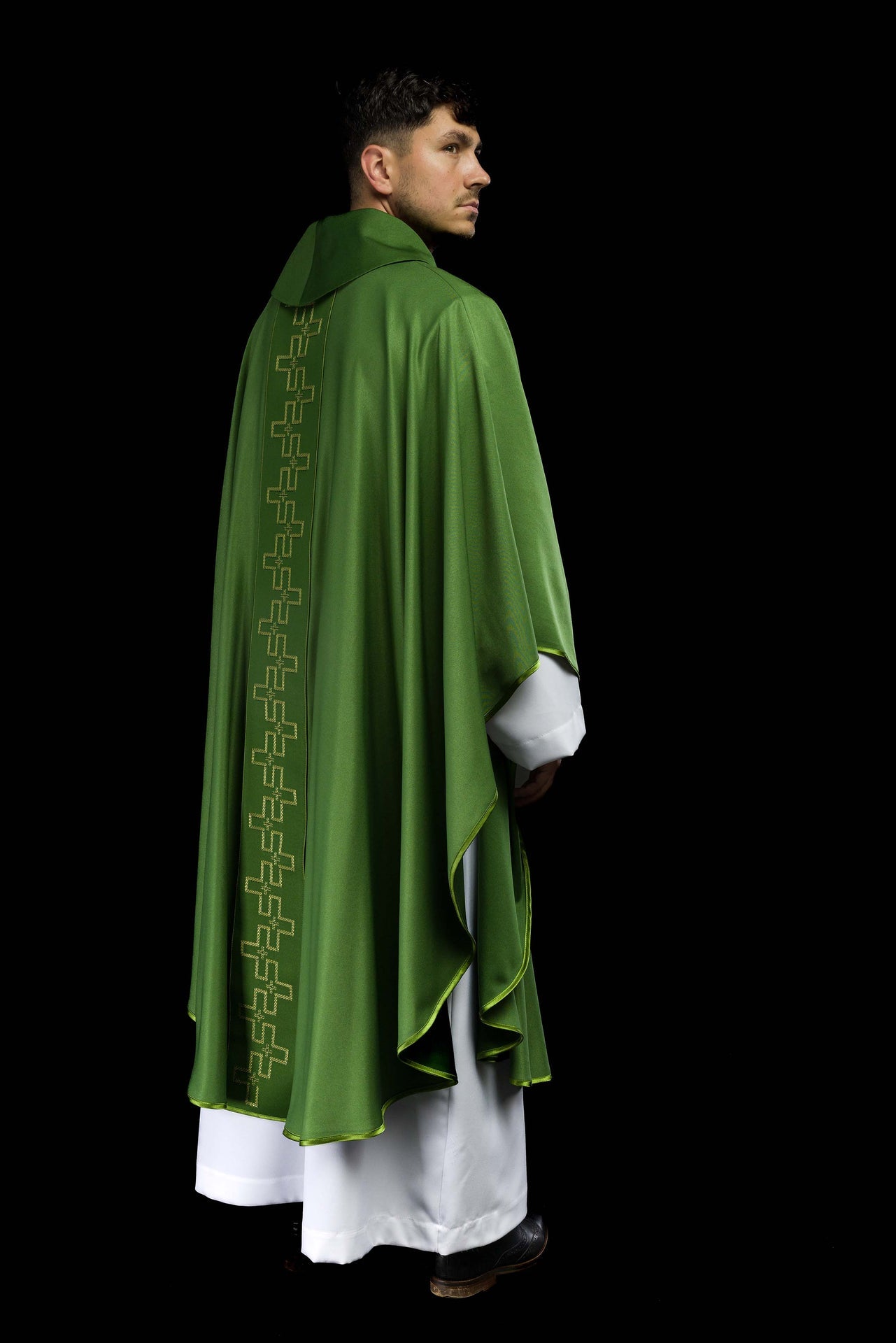 Ornat z bogato haftowanym pasem w haft krzyży w kolorze zielonym - ORNATY.PL