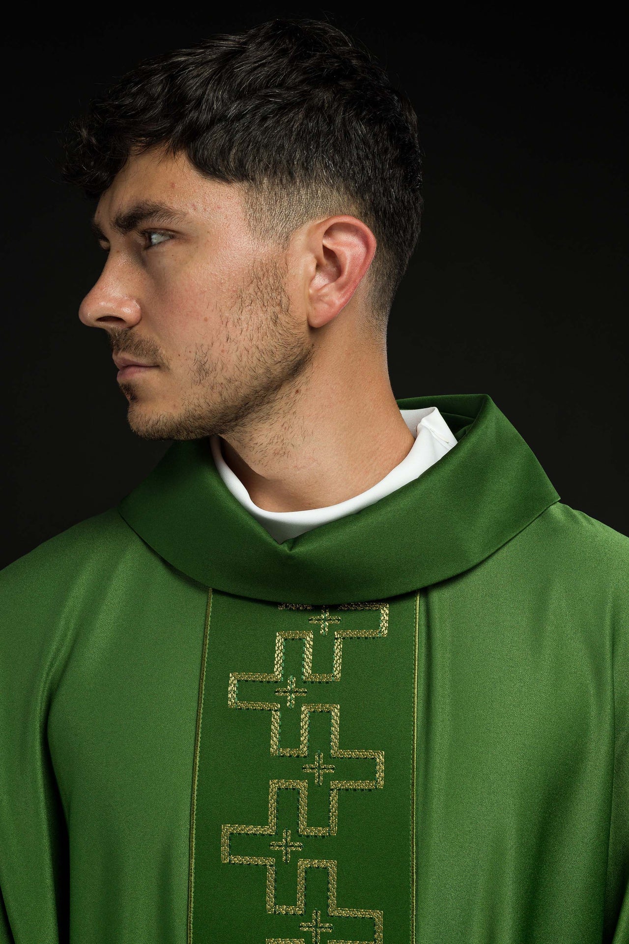 Ornat z bogato haftowanym pasem w haft krzyży w kolorze zielonym - ORNATY.PL