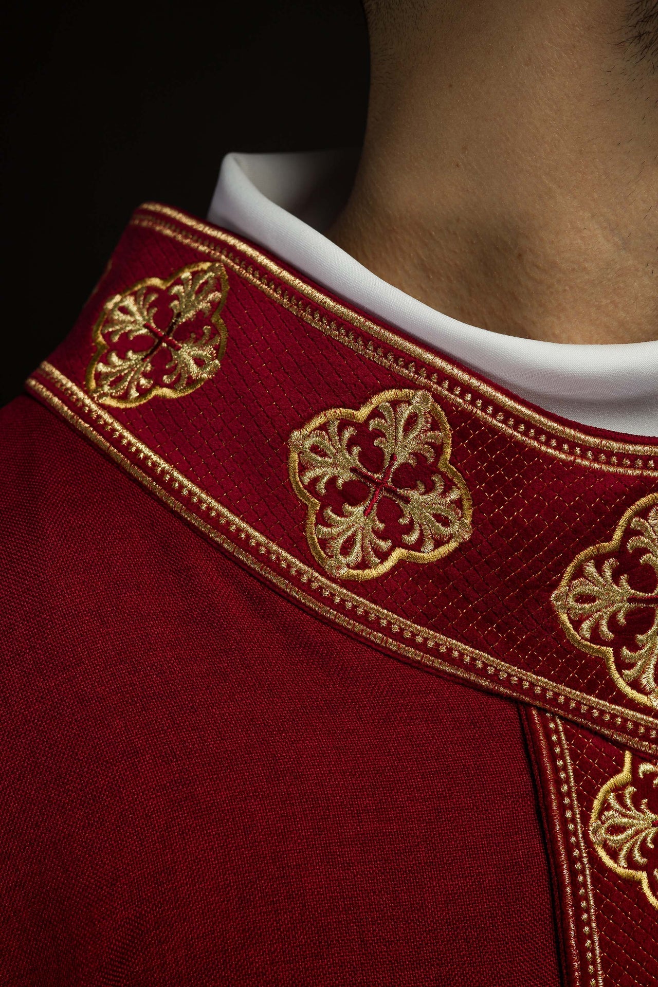 Ornat w kolorze czerwonym z haftowanym pasem i kołnierzem w krzyże - ORNATY.PL