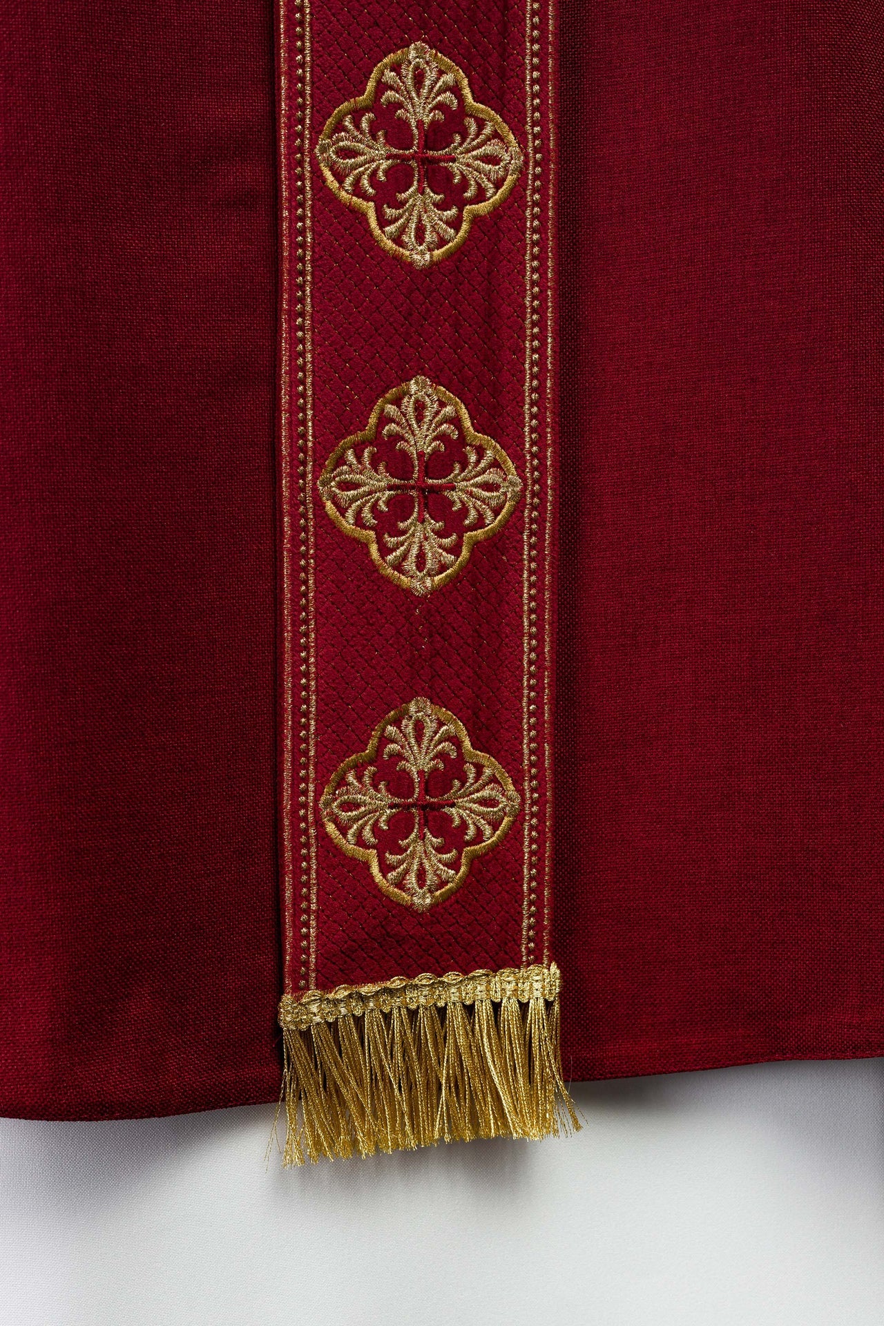 Ornat w kolorze czerwonym z haftowanym pasem i kołnierzem w krzyże - ORNATY.PL