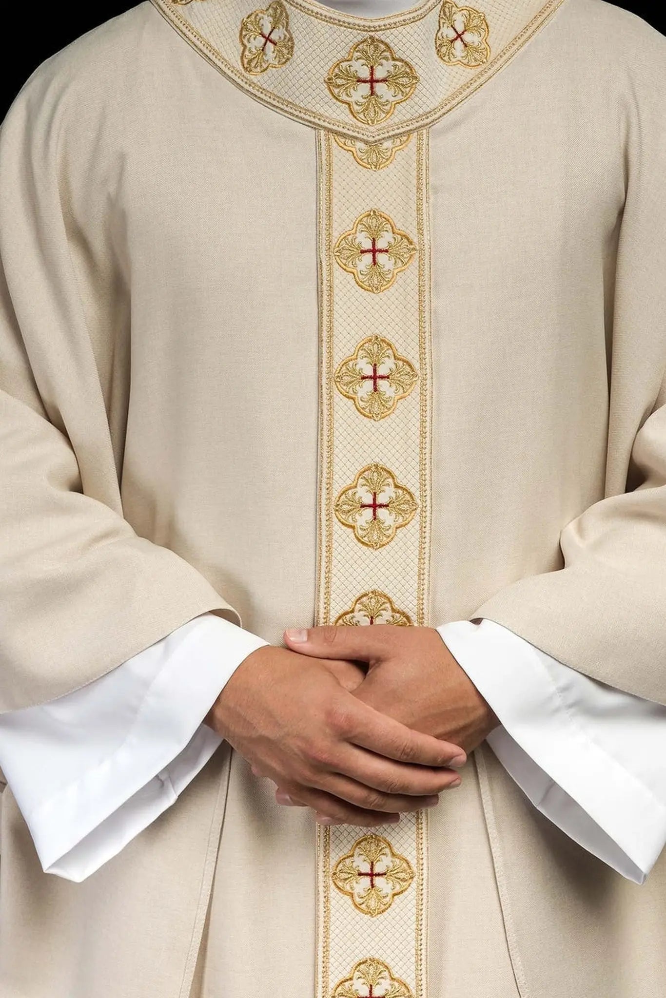 Chasuble in ecru with embroidered belt and cross collar