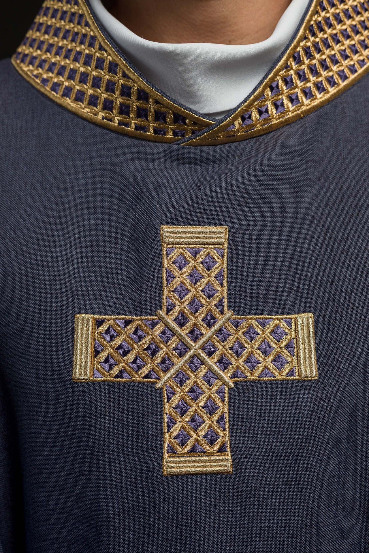 Ornat w kolorze fioletowym z haftowanymi krzyżami i kołnierzem - ORNATY.PL