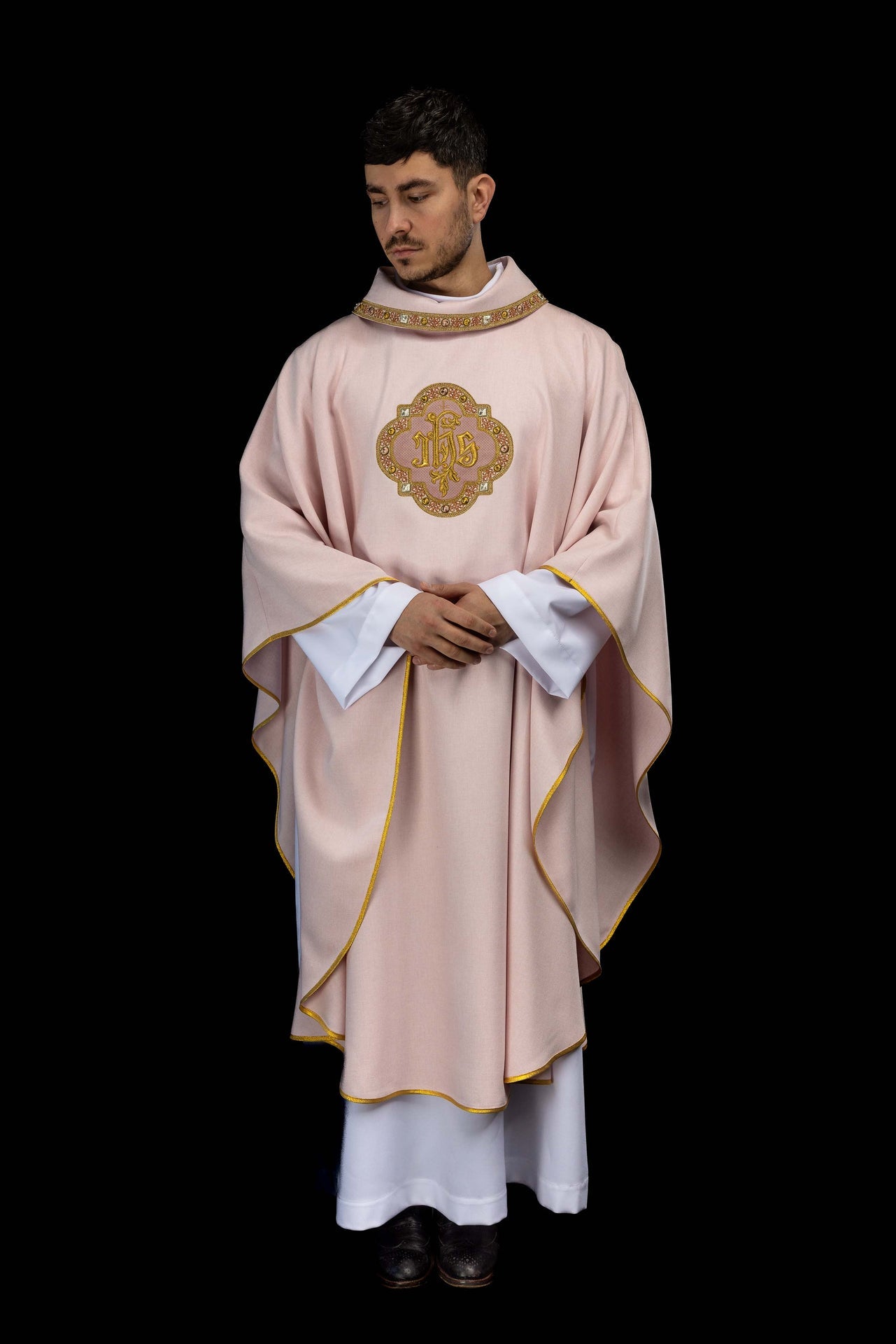 Ornat z lamówką wokół haftu IHS I kołnierza w kolorze różowym - ORNATY.PL