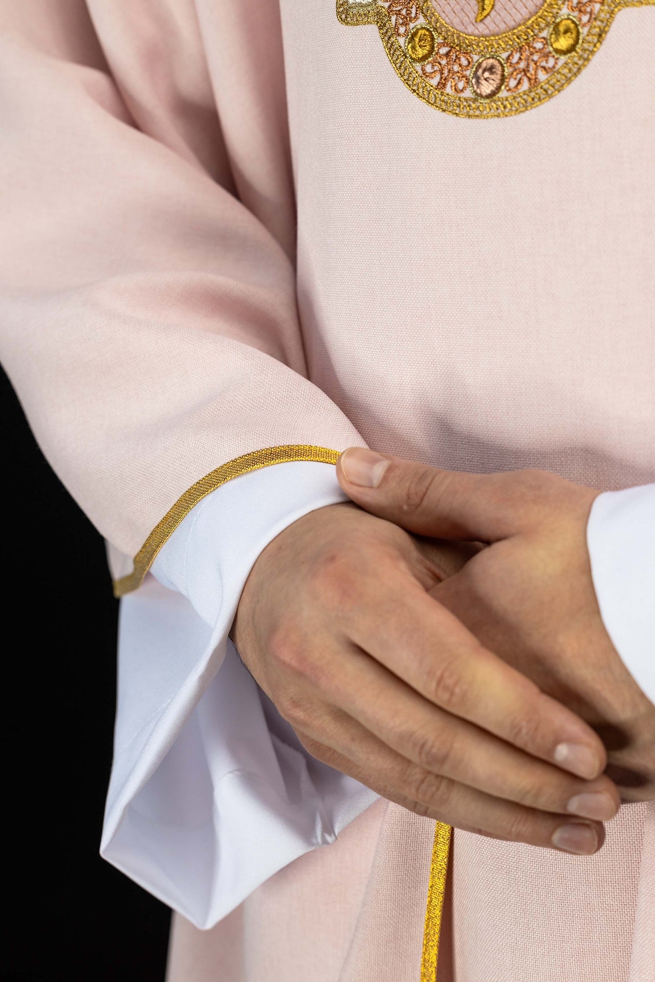 Ornat z lamówką wokół haftu IHS I kołnierza w kolorze różowym - ORNATY.PL