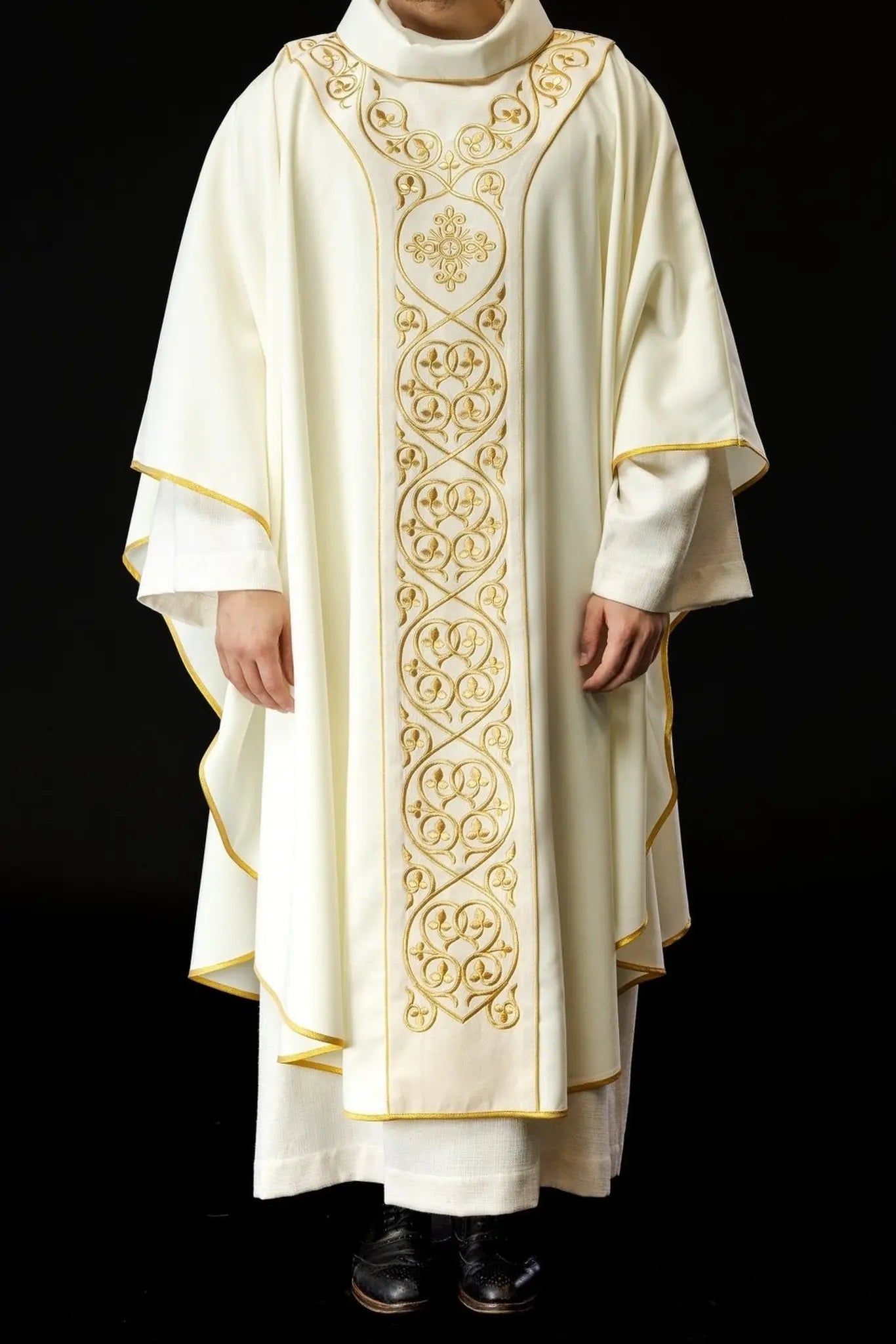 Embroidered chasuble made of ecru fabric