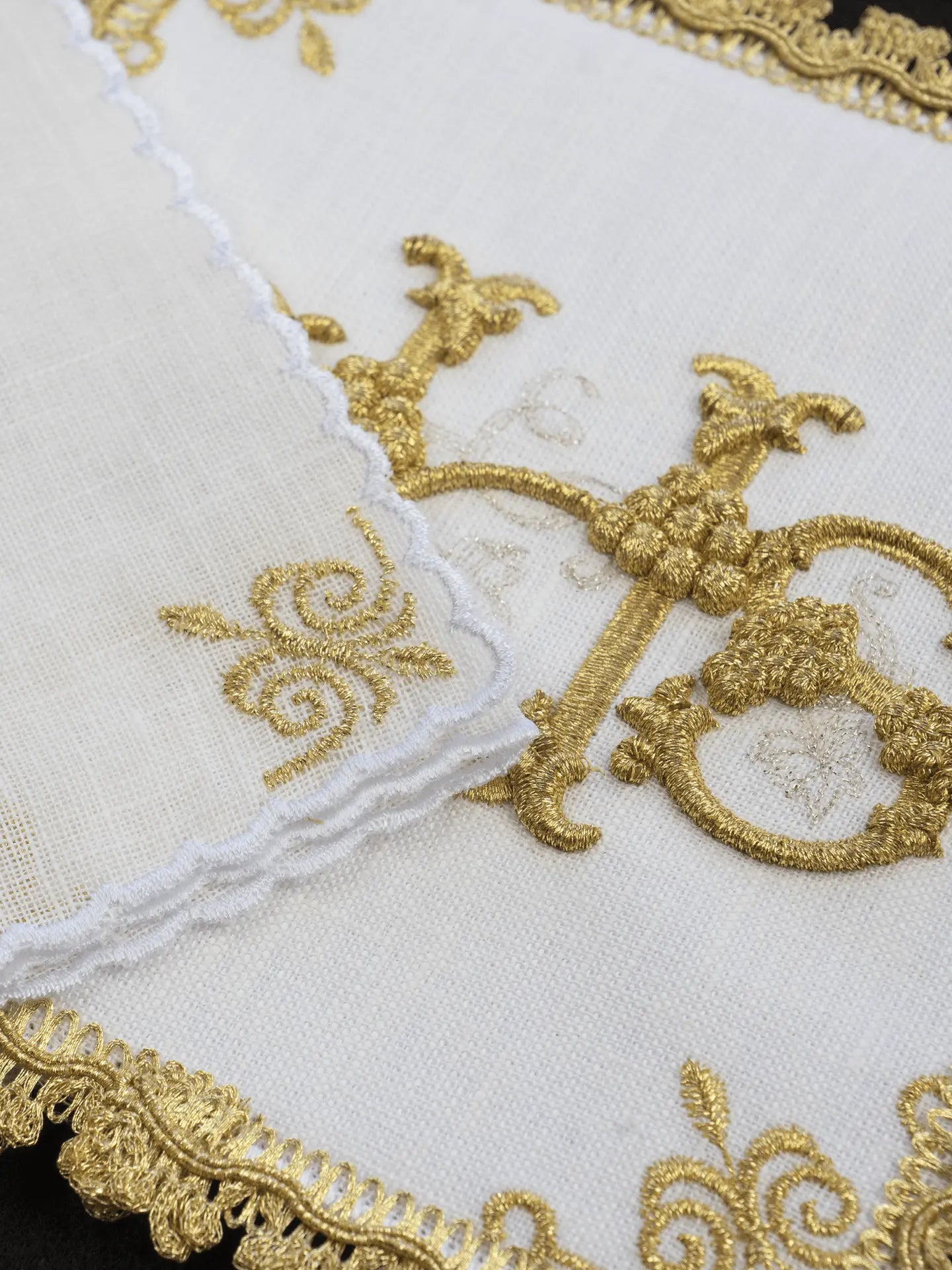 Linen chalice linen embroidered with gold embellishments IHS