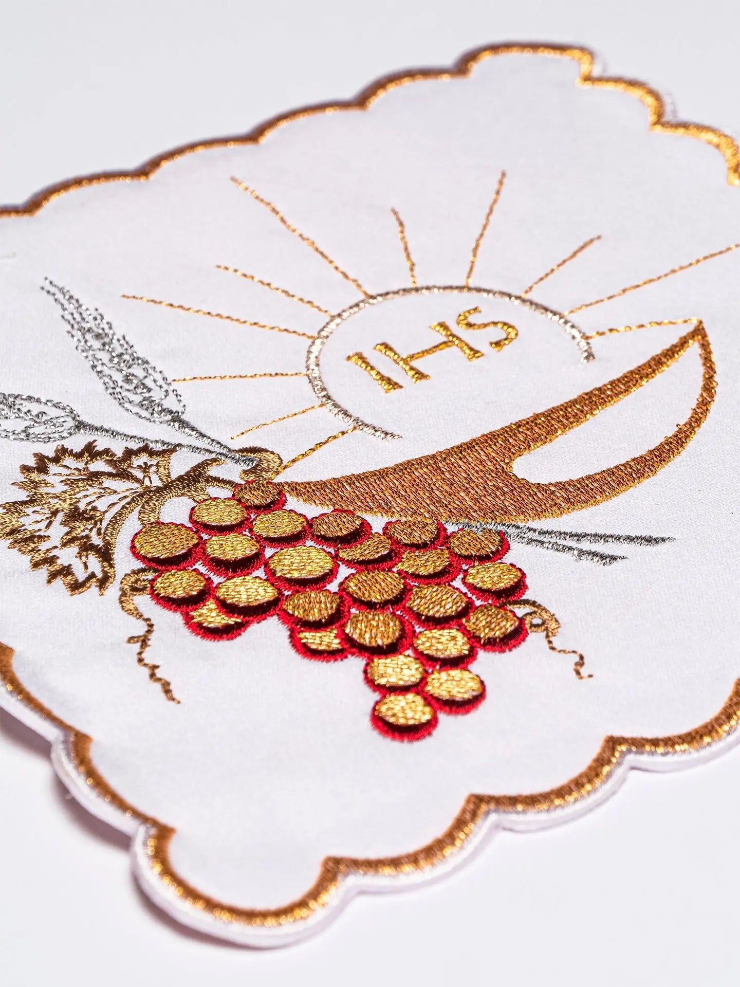 Chalice linen with embroidery of the Eucharistic chalice
