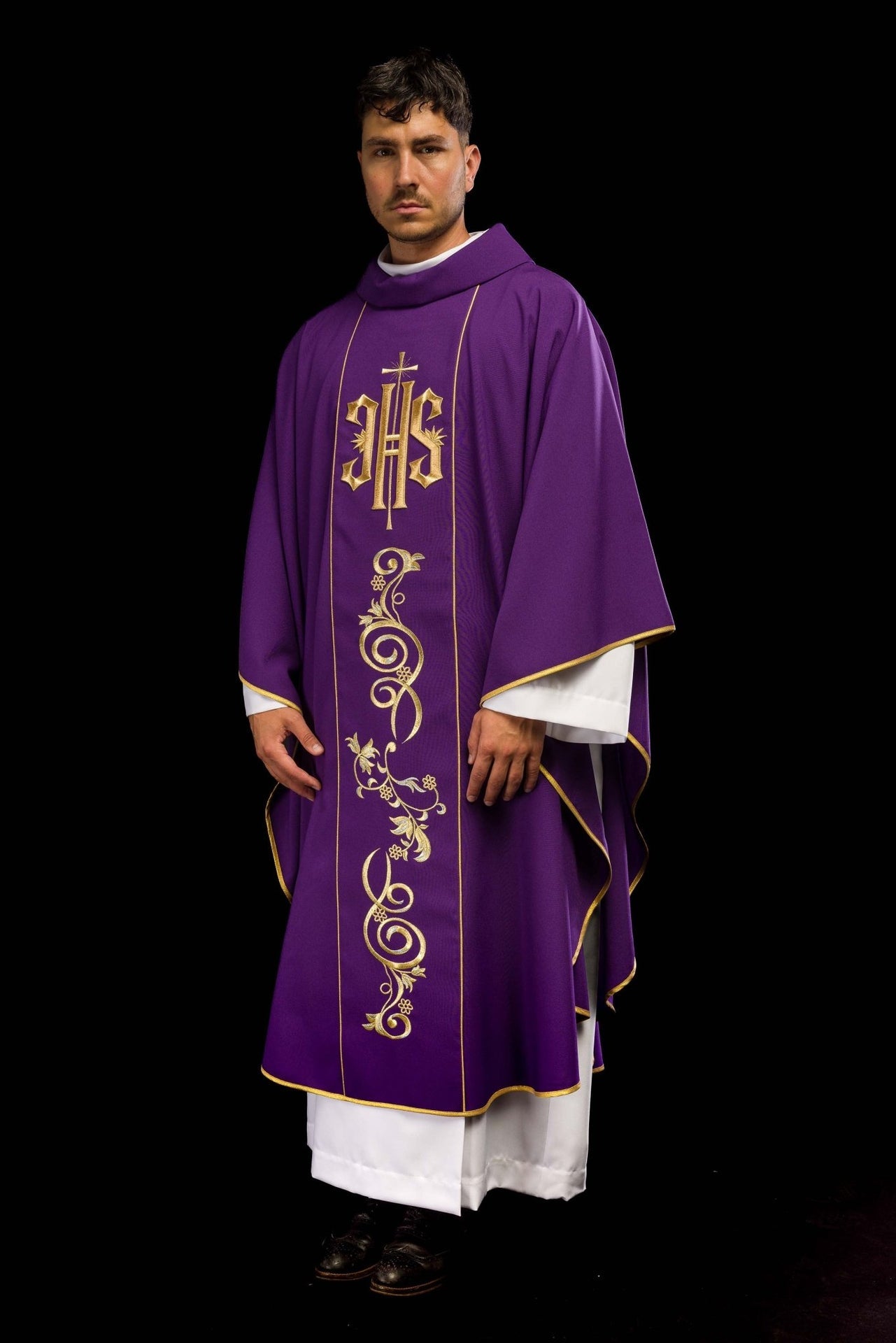 Bogato zdobiony fioletowy ornat z złotym motywem i szerokim pasem IHS